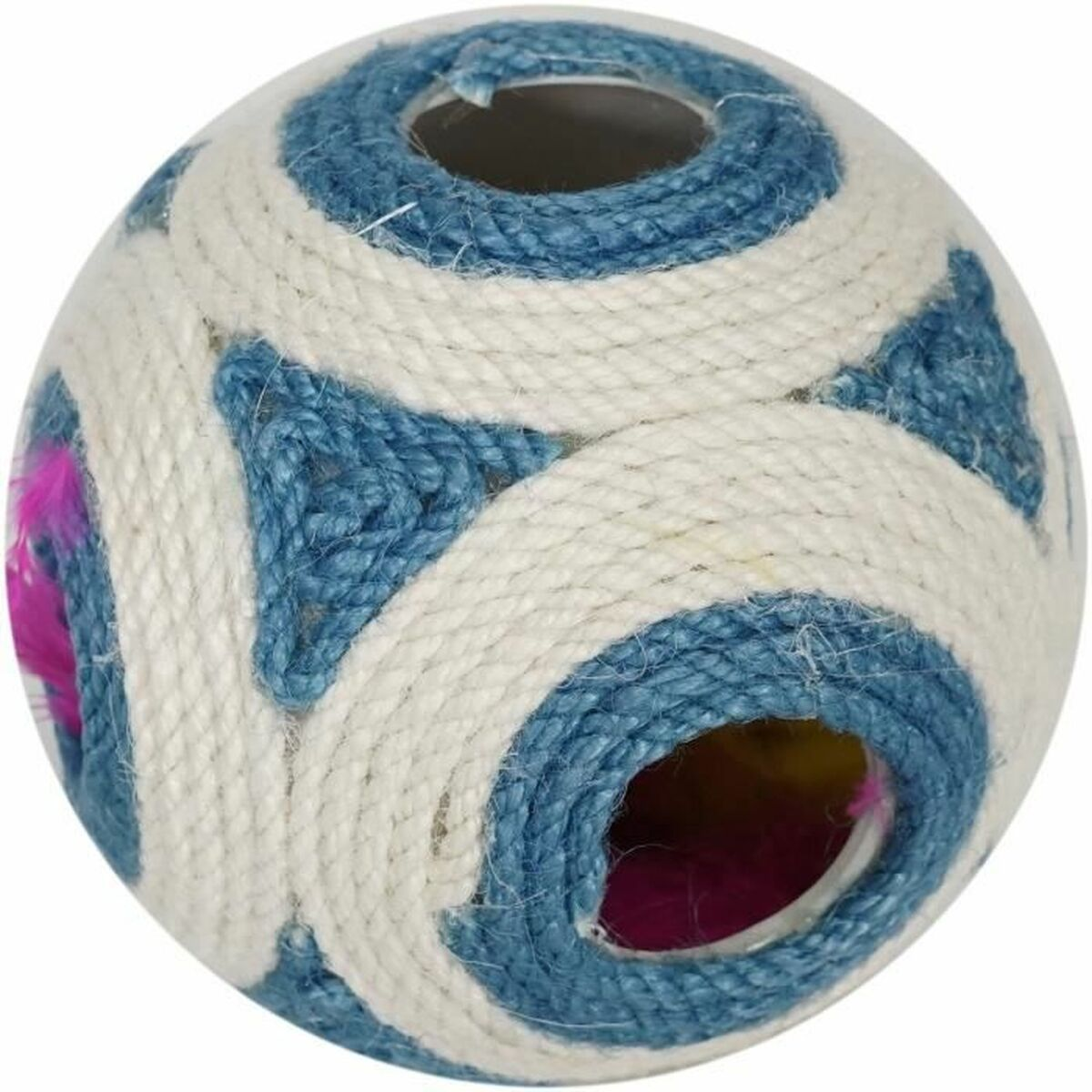 Una palla giocattolo rotonda per gatti, avvolta in corda bianca e blu, con aperture e piume rosa.