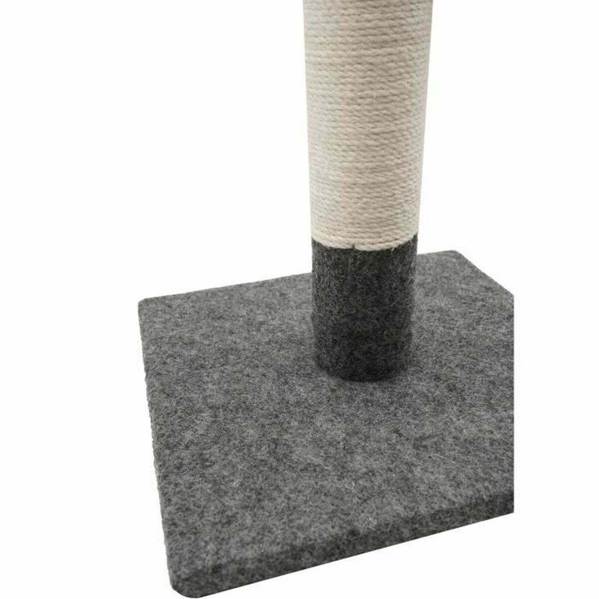 Base grigia rivestita in moquette con palo verticale avvolto in corda.