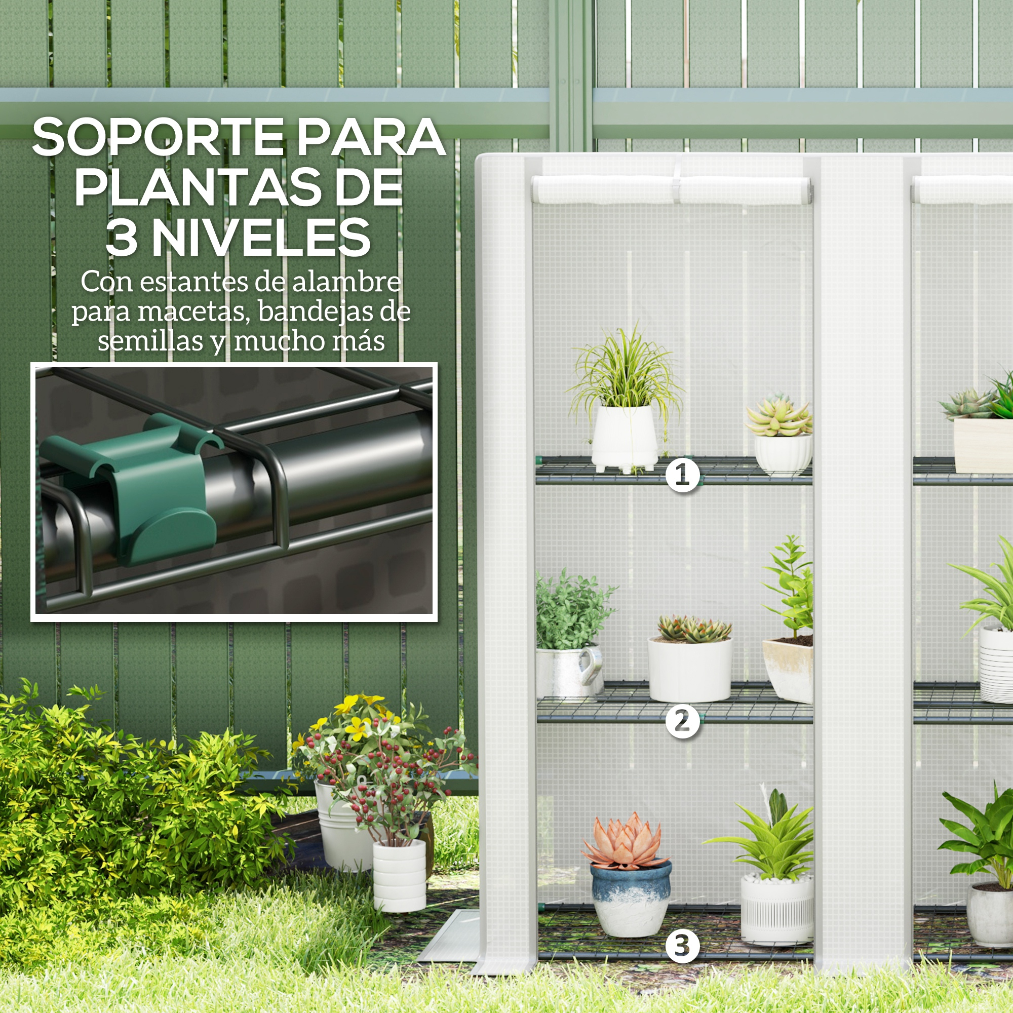 Un soporte de plantas de tres niveles con varias plantas en maceta al aire libre.
