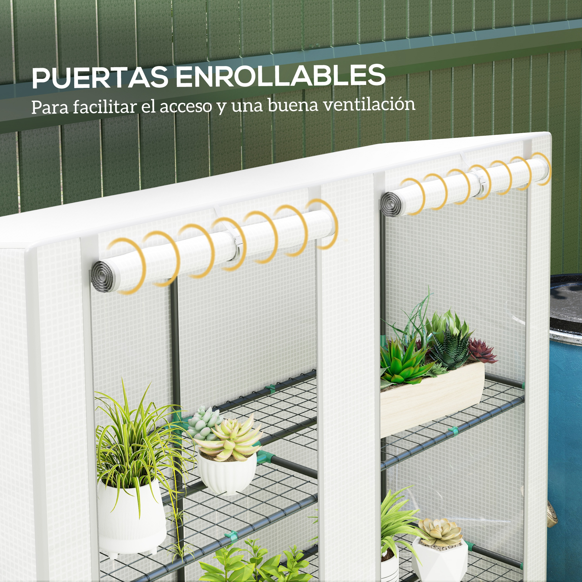 Un invernadero con varios estantes que sostienen plantas. Se ven puertas enrollables.