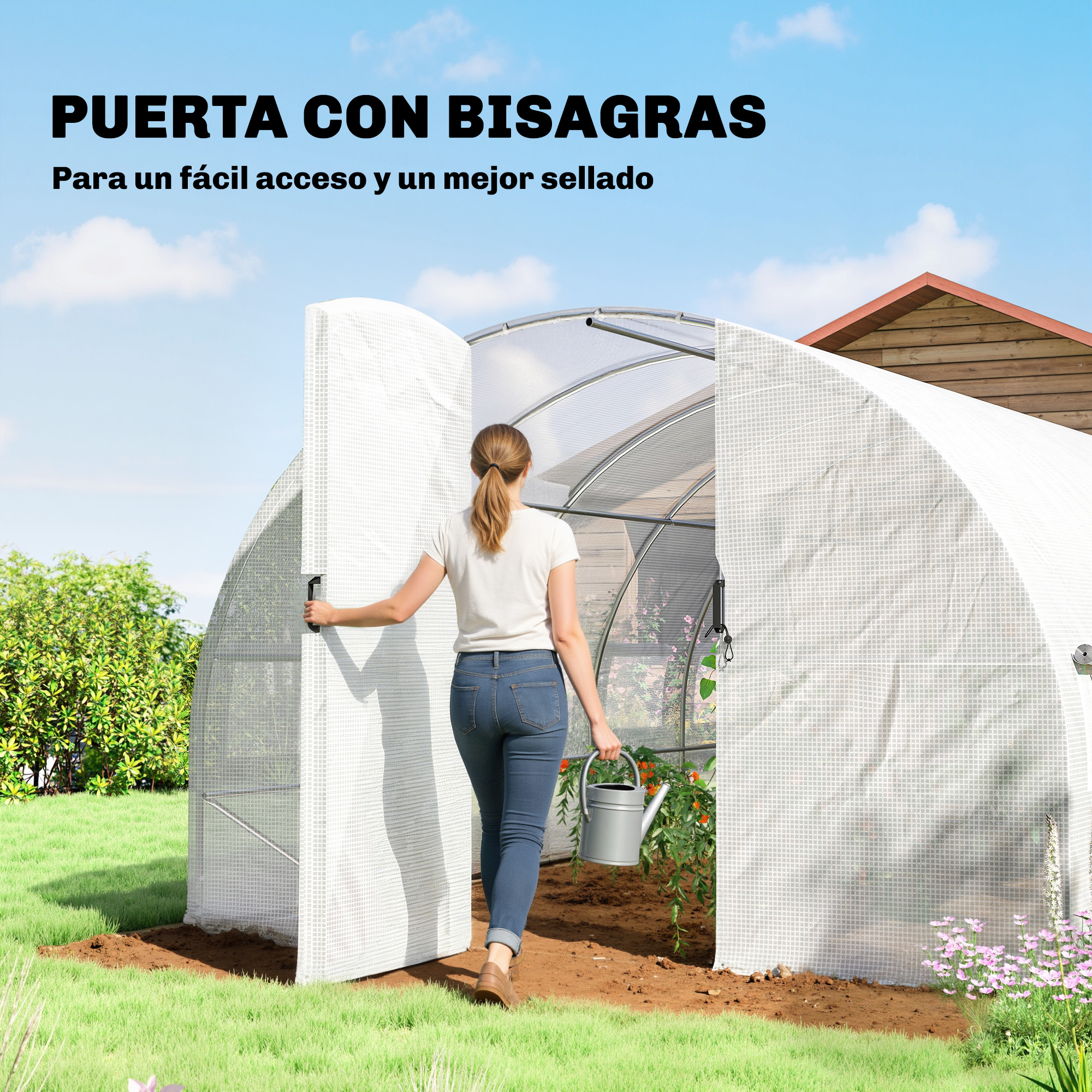 Mujer entra en invernadero con regadera. Puerta abierta.