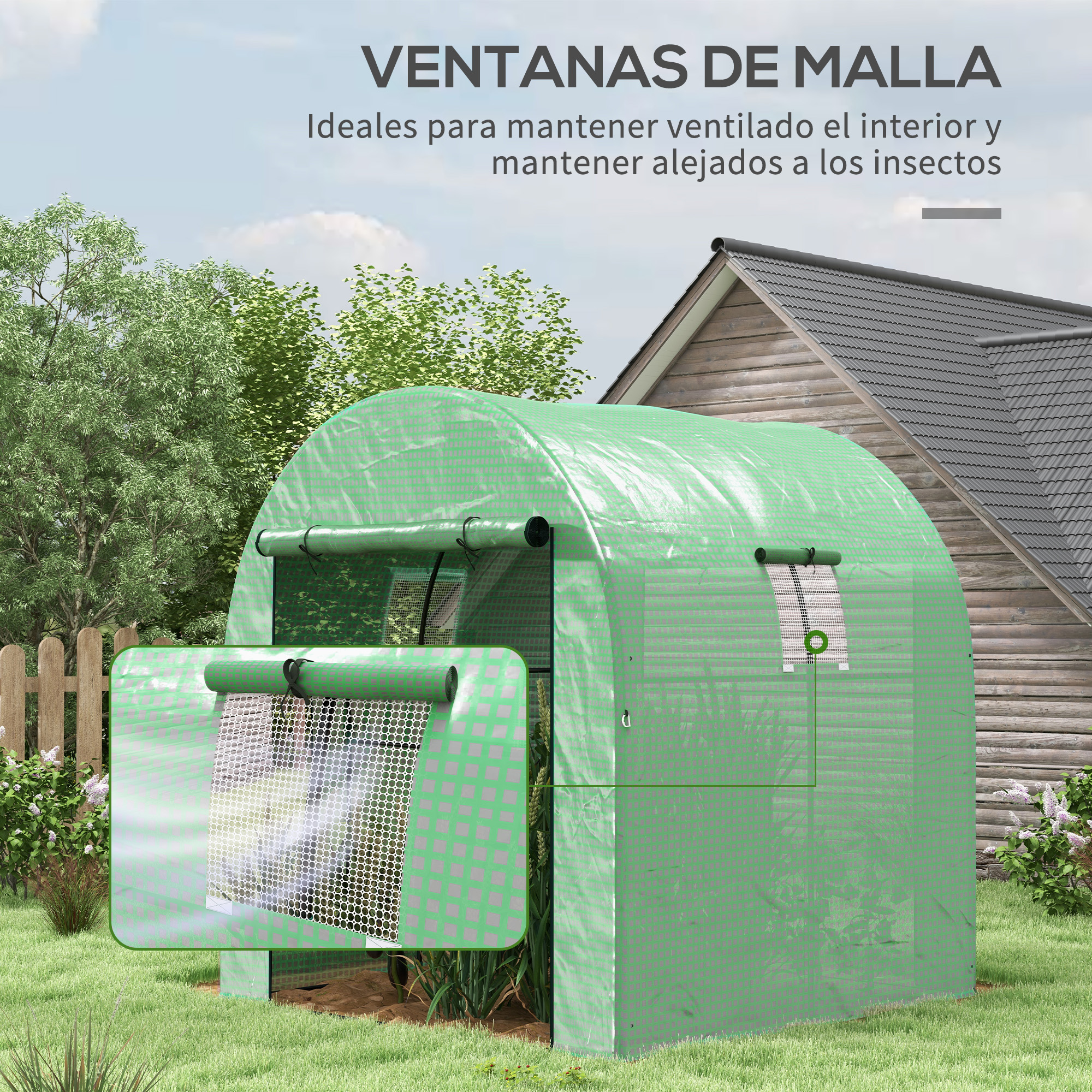 Invernadero verde con ventanas de malla al aire libre junto a una casa de madera.