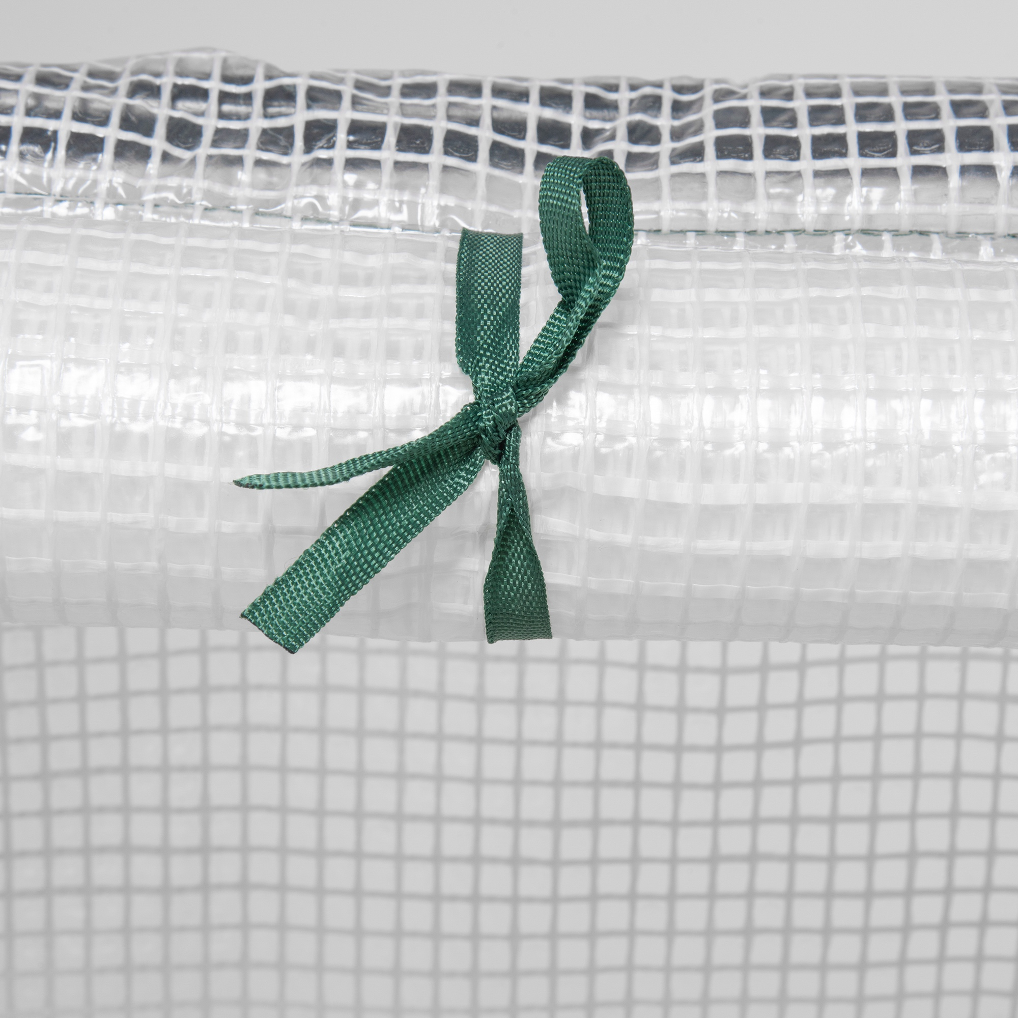 Cinta verde ata plástico transparente con rejilla. Primer plano del material.