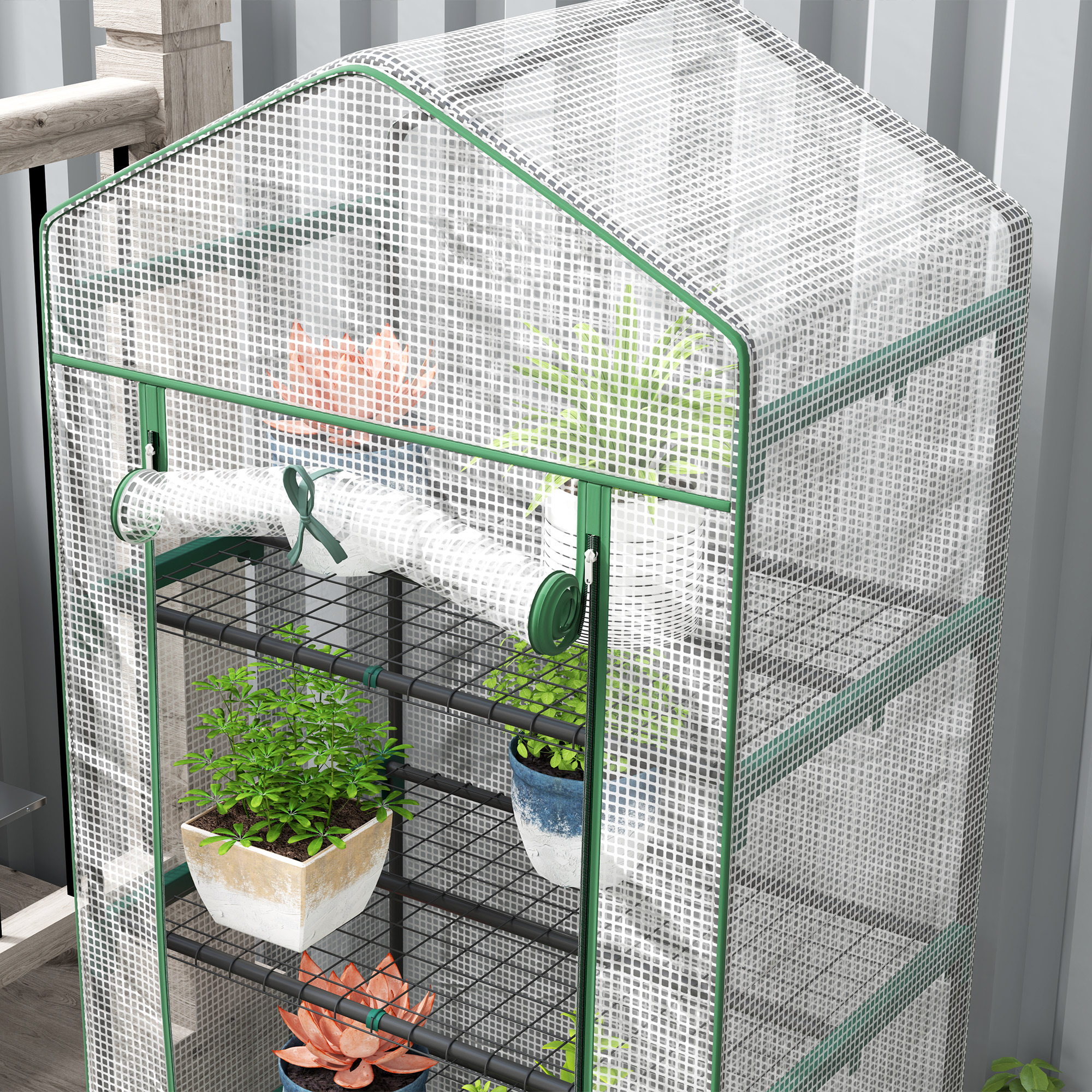 Un pequeño invernadero con plantas en estantes, ubicado en un balcón.