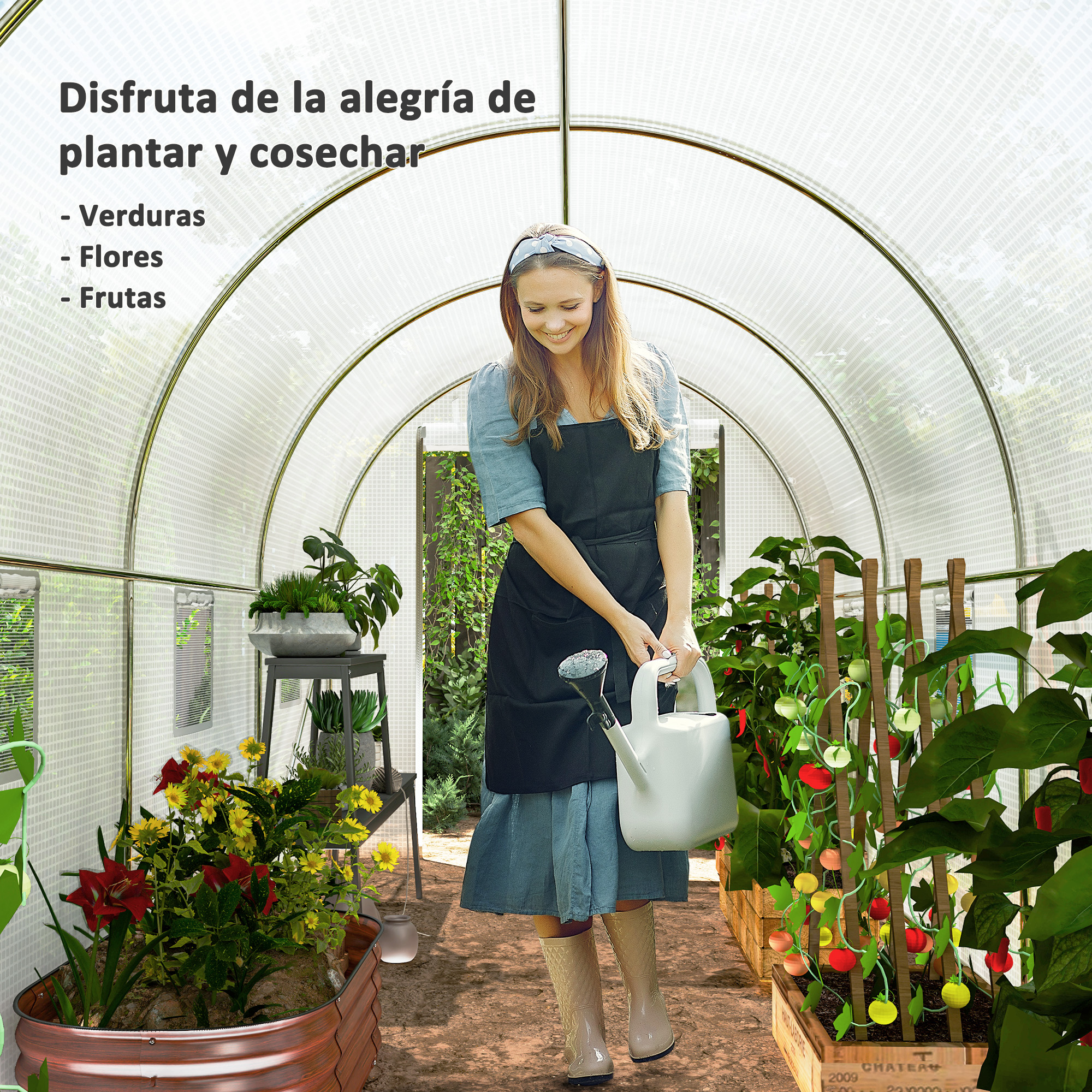 Una mujer en un invernadero riega plantas con una regadera.
