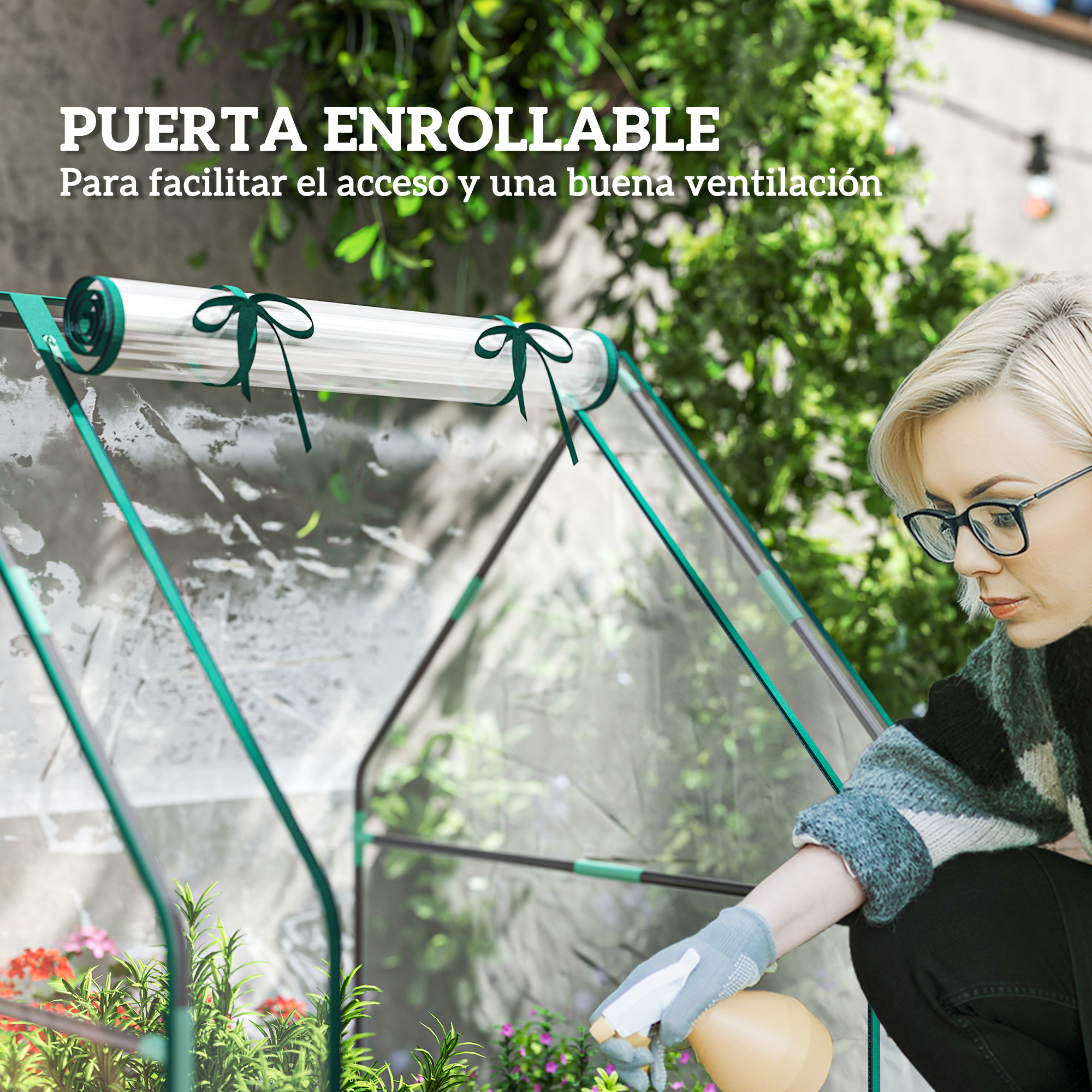 Mujer regando plantas en un invernadero con puerta enrollada.