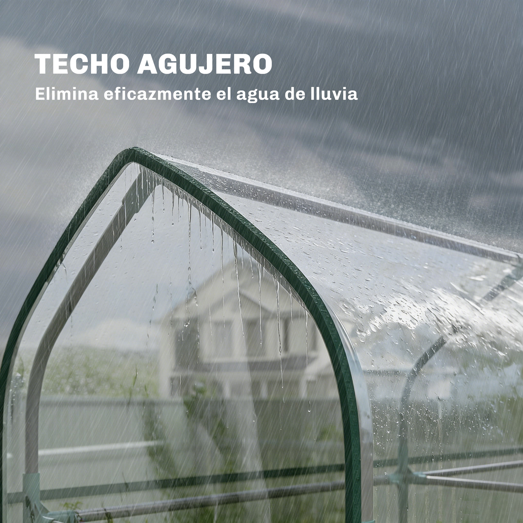 La lluvia cae sobre el techo de un invernadero de plástico transparente con borde verde.