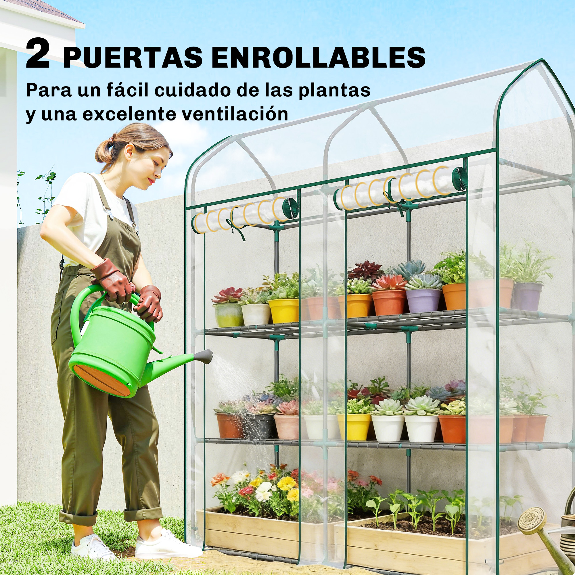 Mujer regando plantas dentro de un invernadero con puertas enrollables.