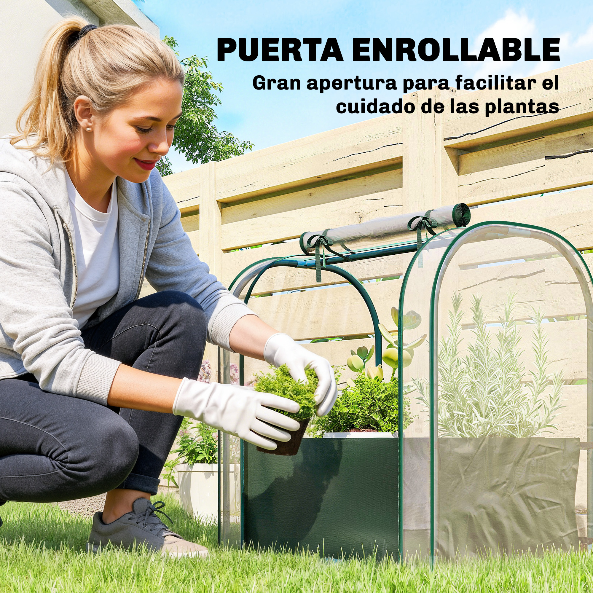 Una mujer con guantes cuida plantas dentro de una estructura de invernadero.