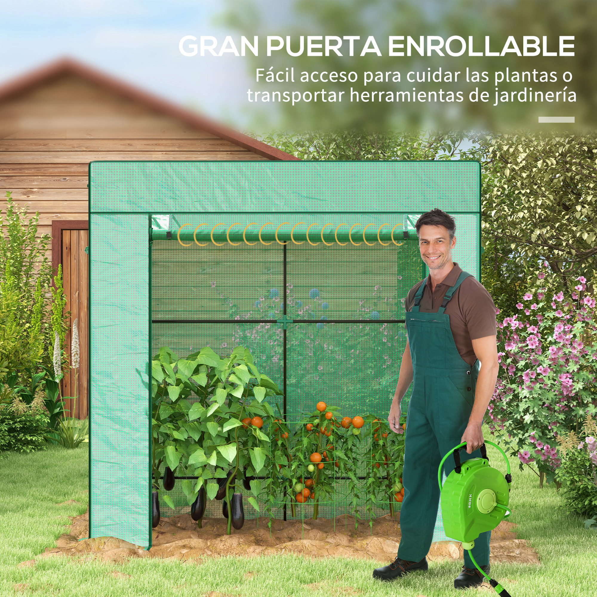 Hombre con mono junto a invernadero verde con plantas y manguera.