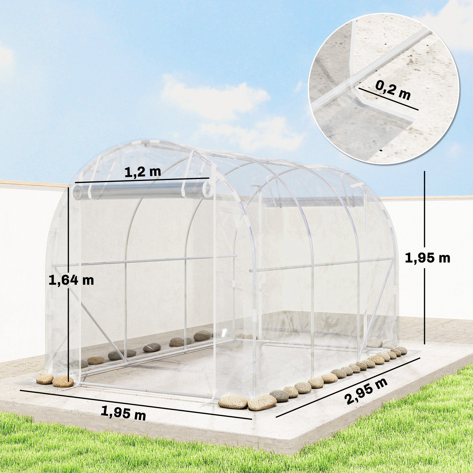 Un túnel de film transparente con estructura metálica sobre base de hormigón.