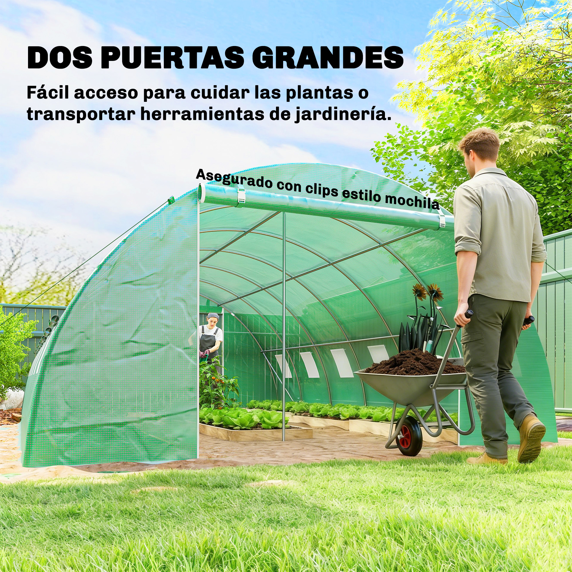 Un hombre empuja una carretilla hacia un invernadero verde de dos puertas.