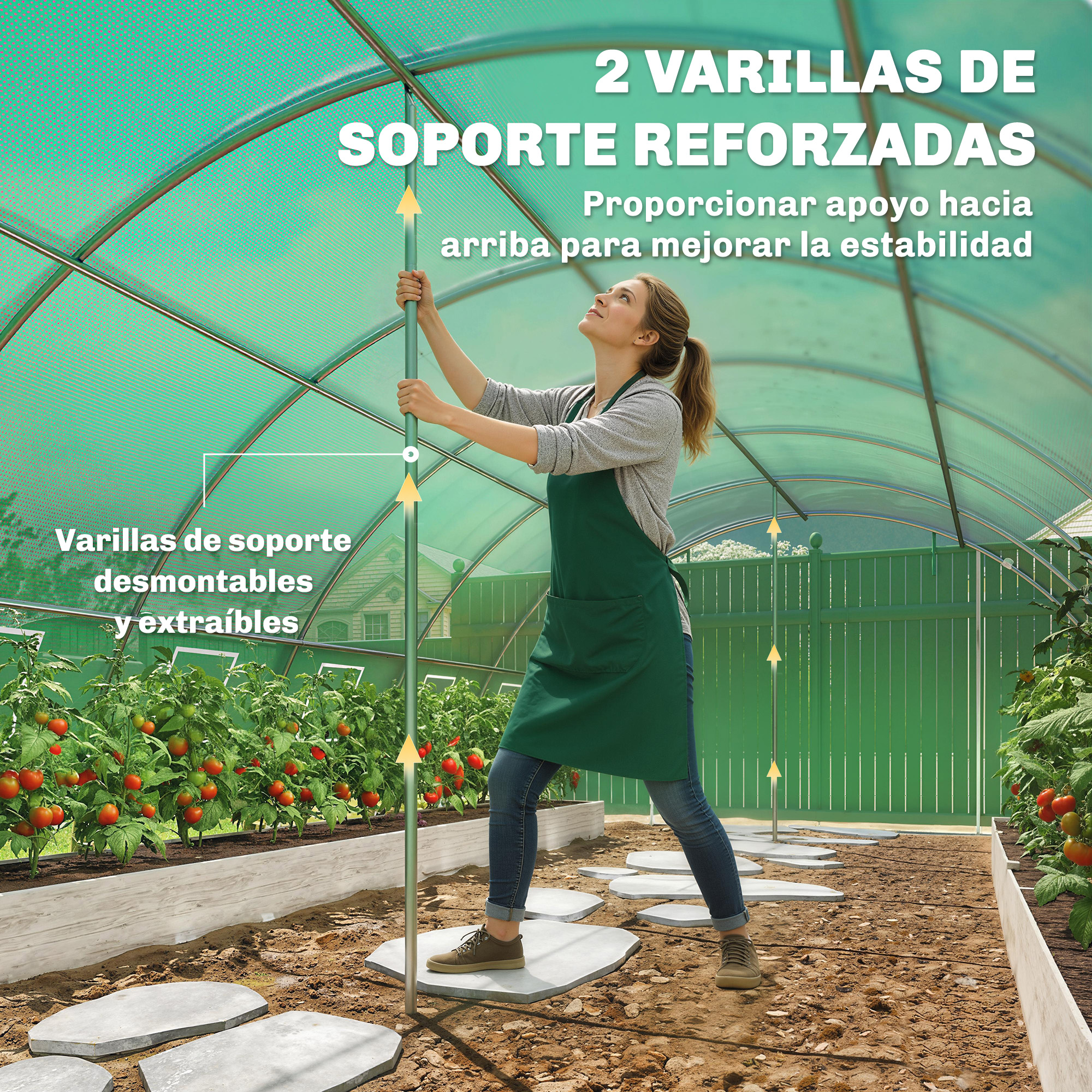 Mujer en invernadero ajusta poste, plantas de tomate al frente.