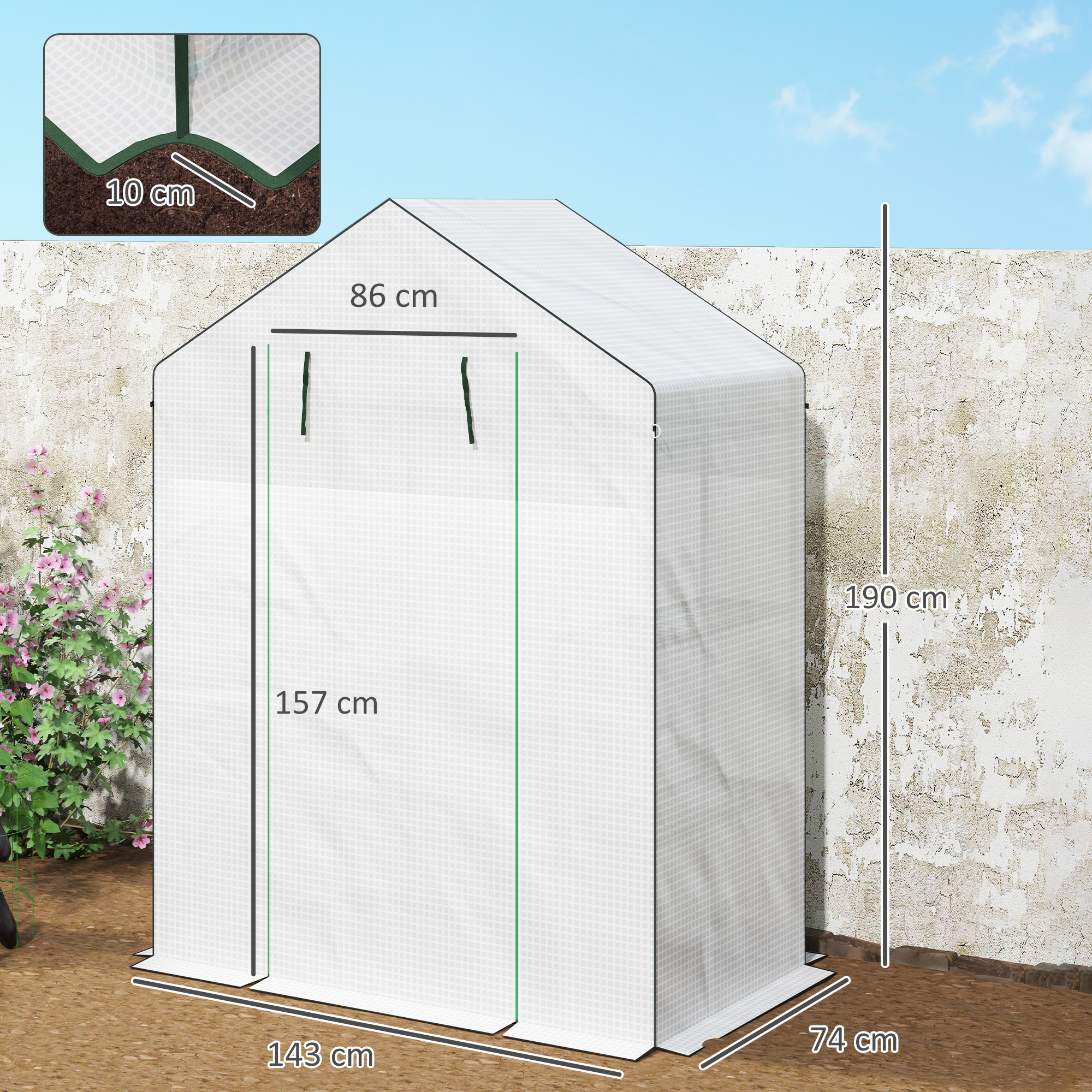 Un invernadero blanco con puerta, se muestran las dimensiones. Junto a una pared y plantas.