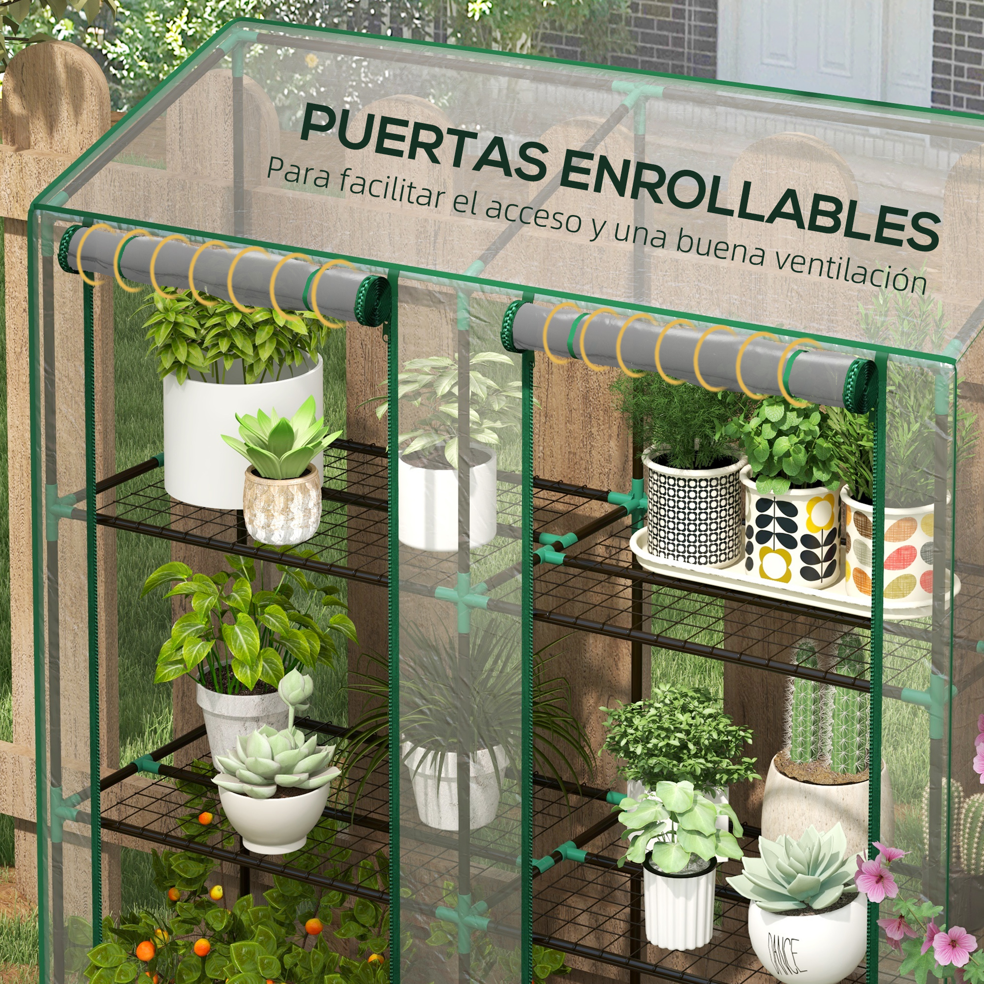 Un invernadero con varias plantas en estantes. Las palabras "PUERTAS ENROLLABLES" son visibles arriba.