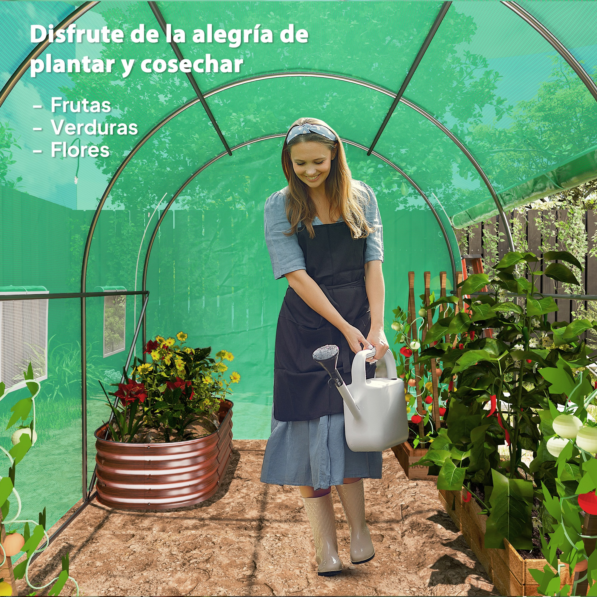 Una mujer riega plantas en un invernadero con malla verde y bancales elevados.