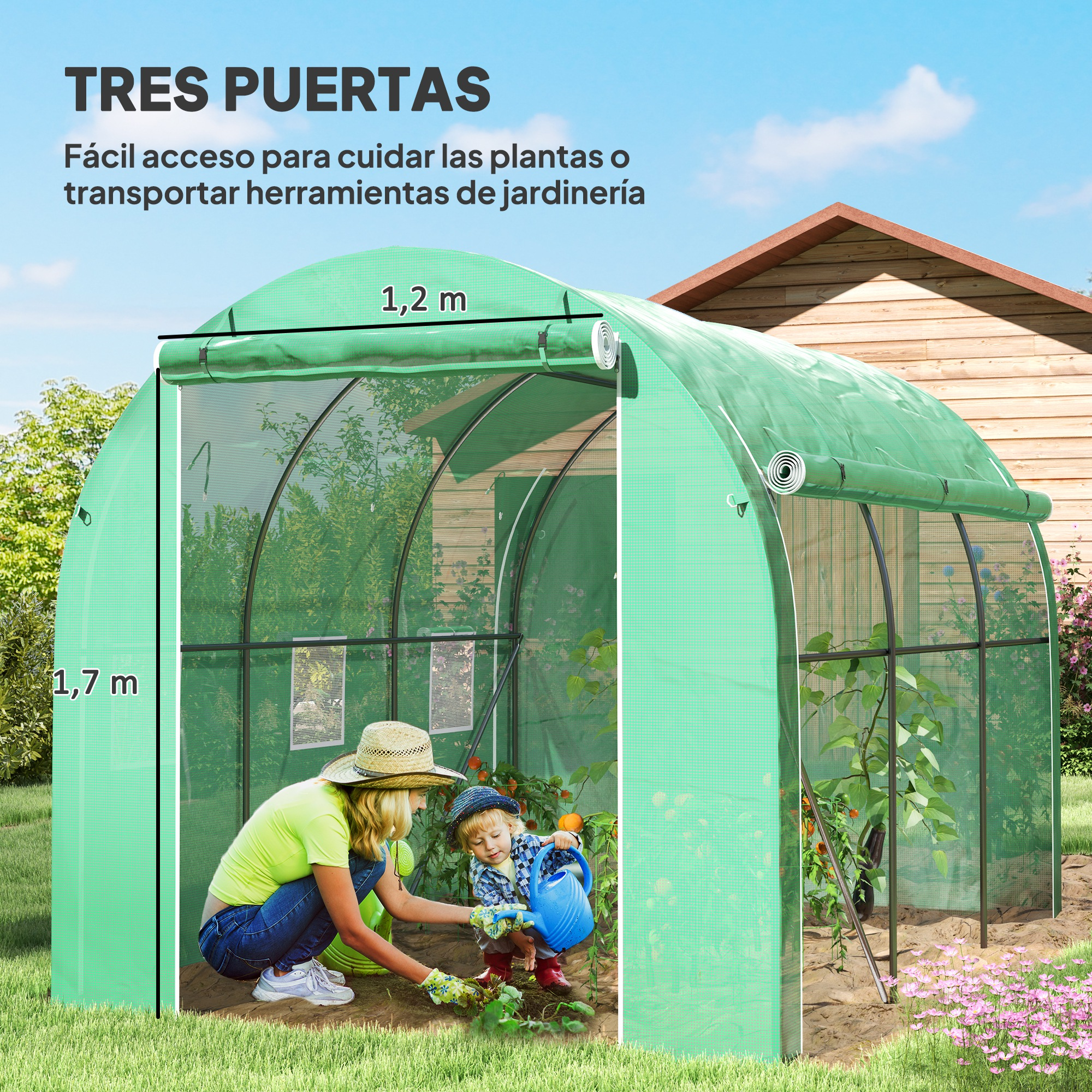 Un invernadero verde con una mujer y un niño regando plantas dentro.