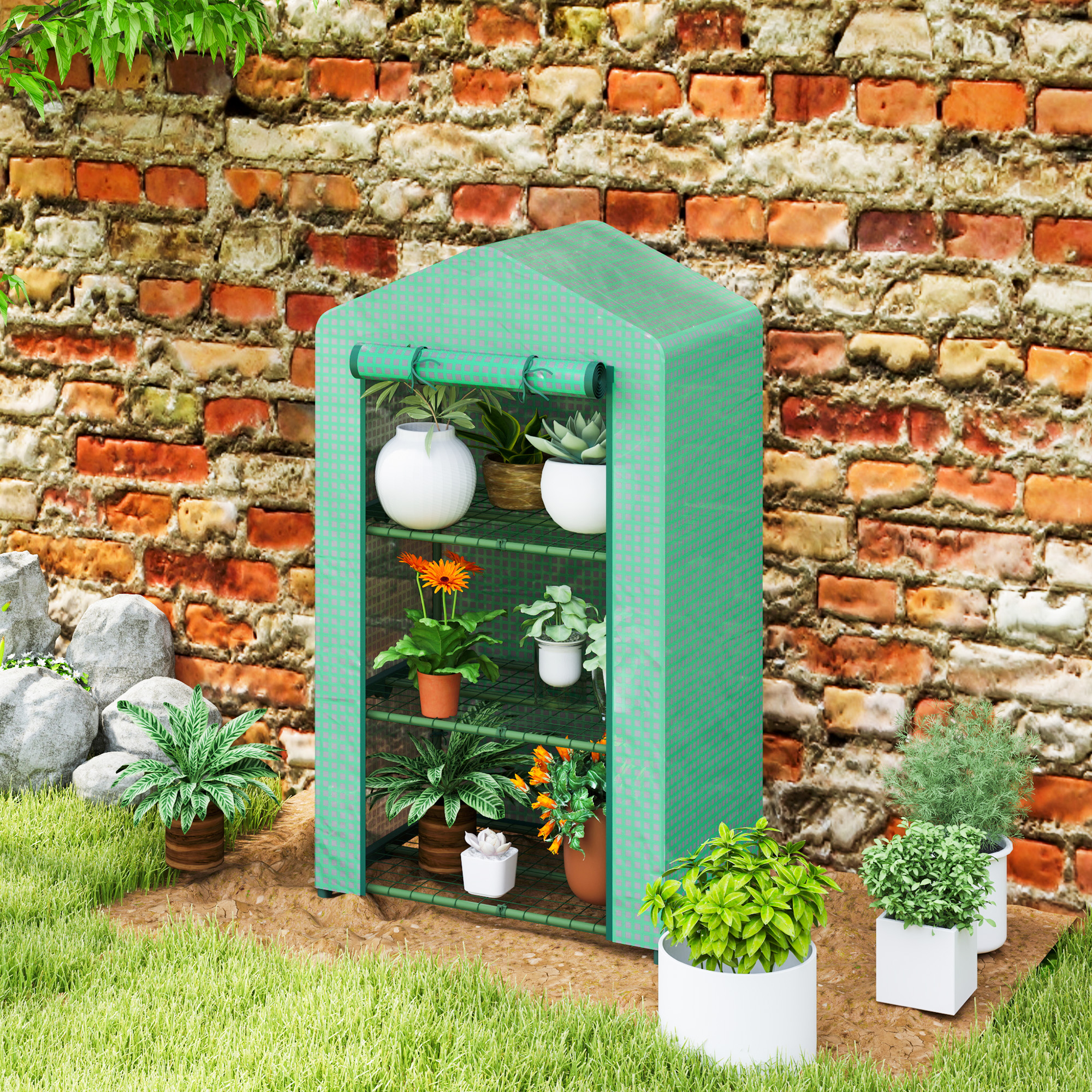 Un invernadero verde con plantas frente a una pared de ladrillos.