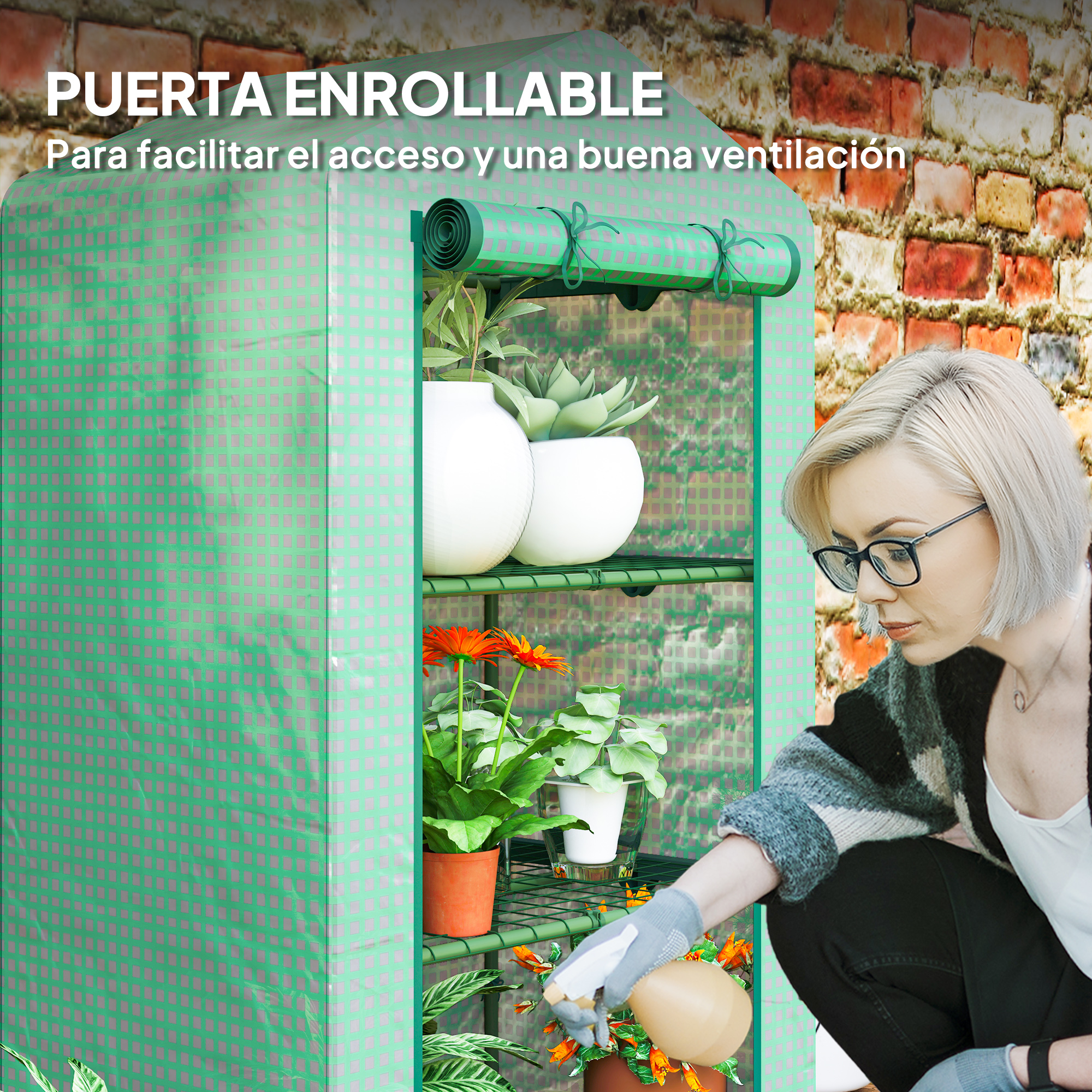 Una mujer con gafas riega plantas en un pequeño invernadero con puerta enrollable.