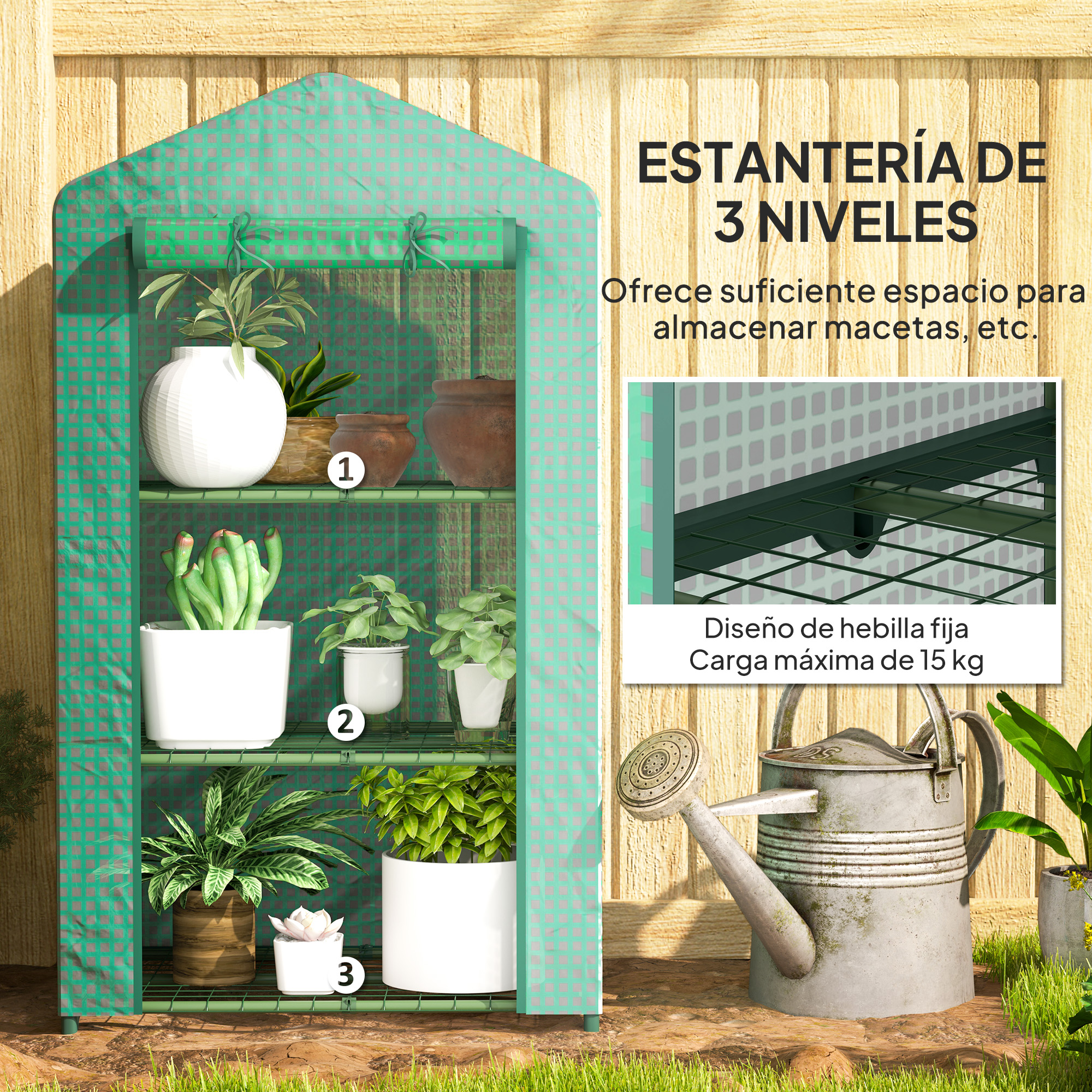 Estantería verde de 3 niveles con plantas y regadera, contra una valla de madera.