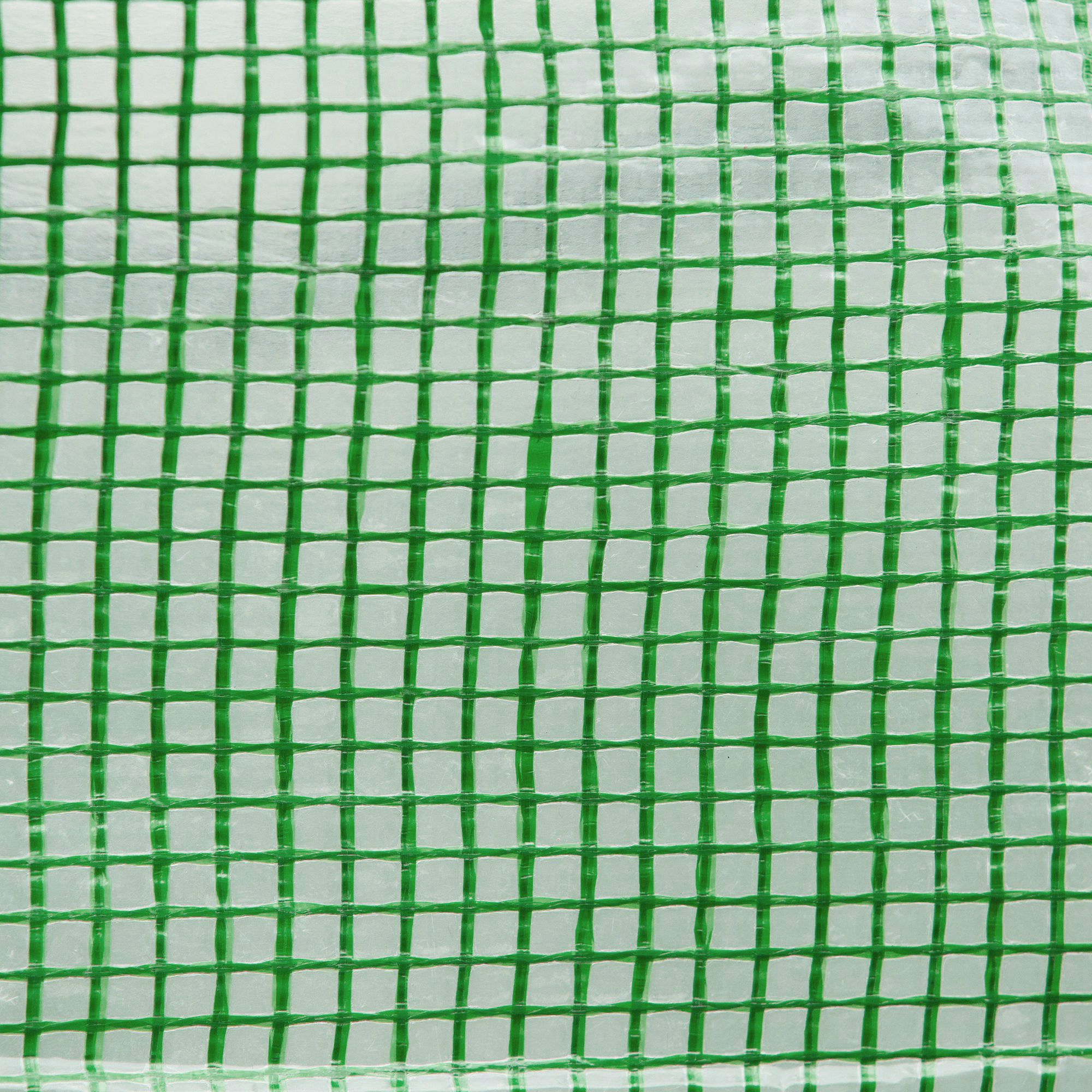 Malla verde con aberturas cuadradas sobre fondo blanco.