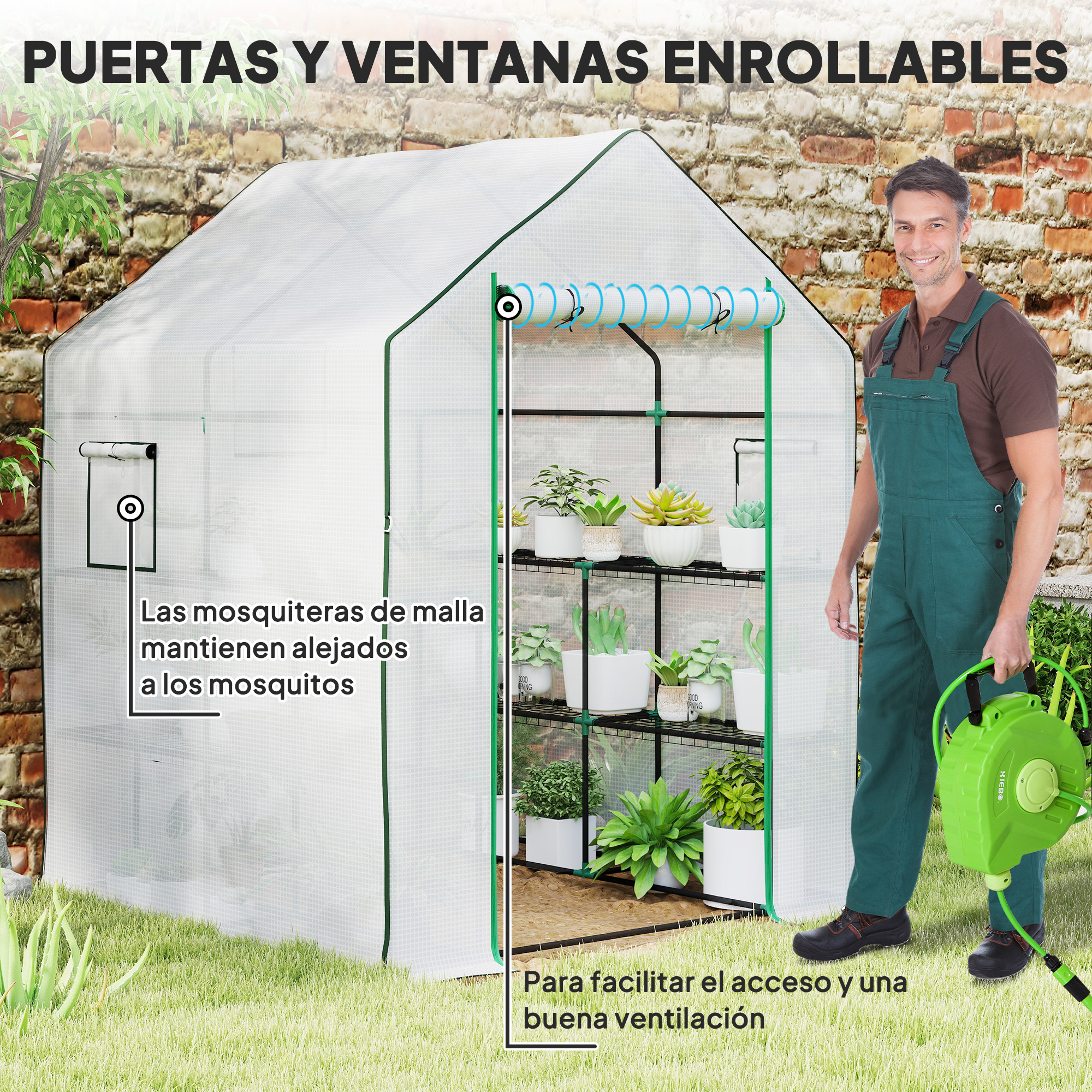 Hombre con overol y manguera de jardín frente a invernadero con plantas.