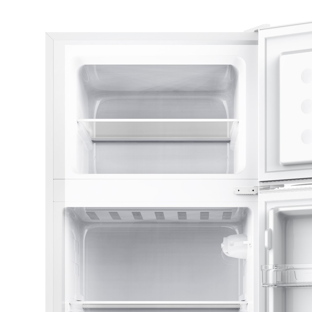 Interior de frigorífico blanco vacío con estantes. La puerta está abierta.