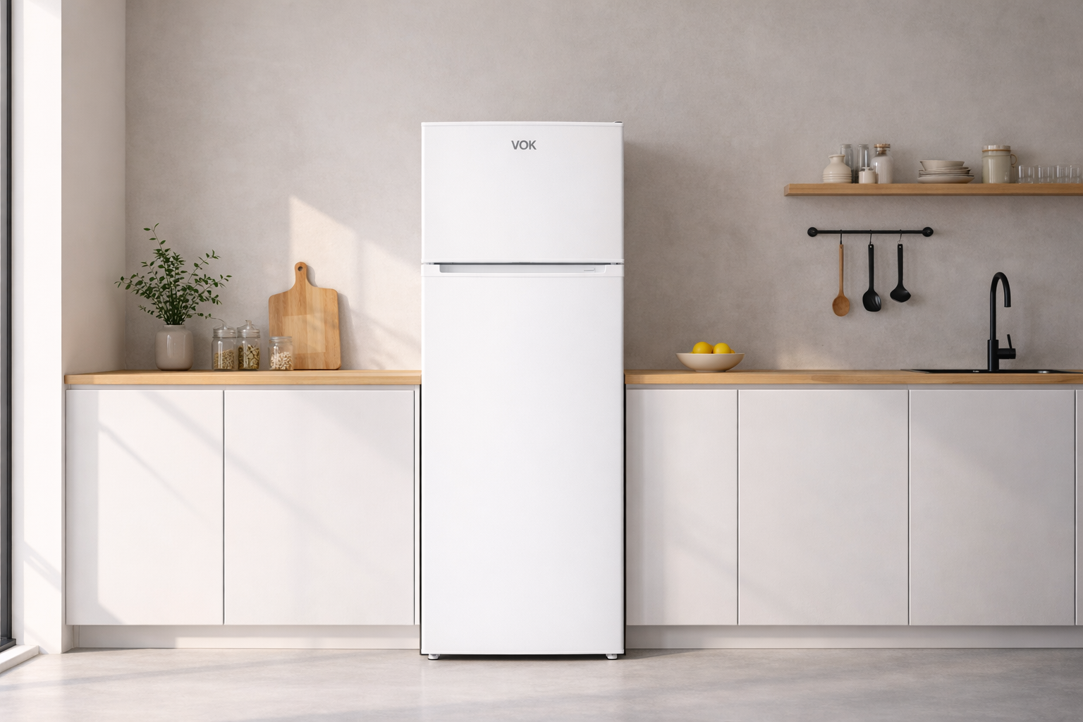 Refrigerador-congelador blanco en cocina con encimera de madera y pared gris.