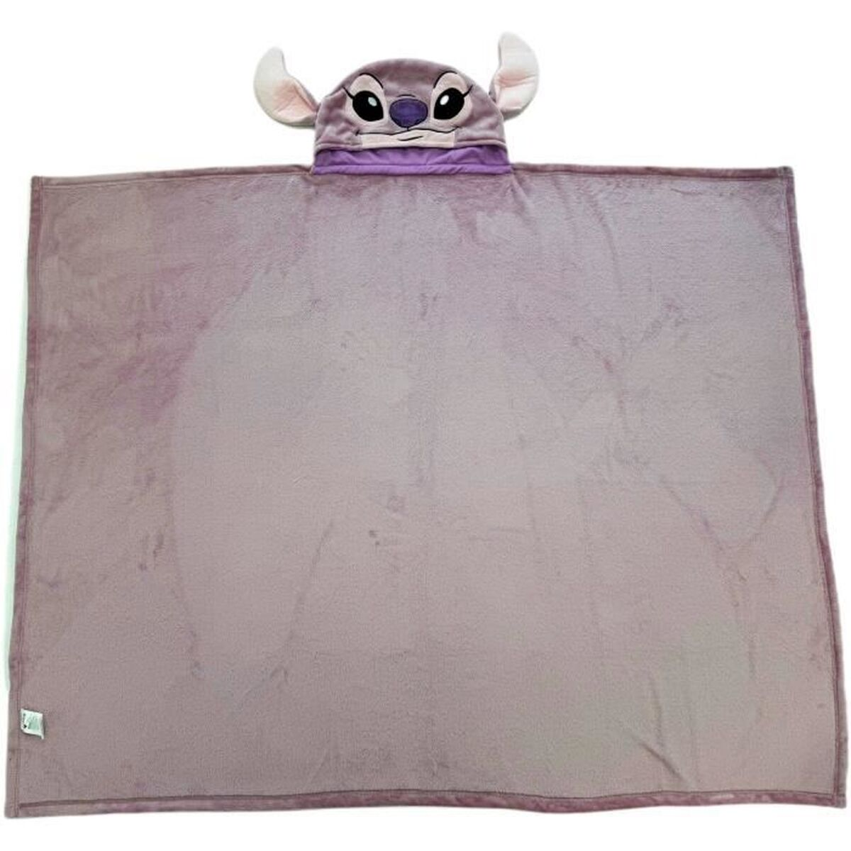 Ein flauschiges, lilafarbenes Kinder-Kapuzentuch mit Stitch-Motiv.