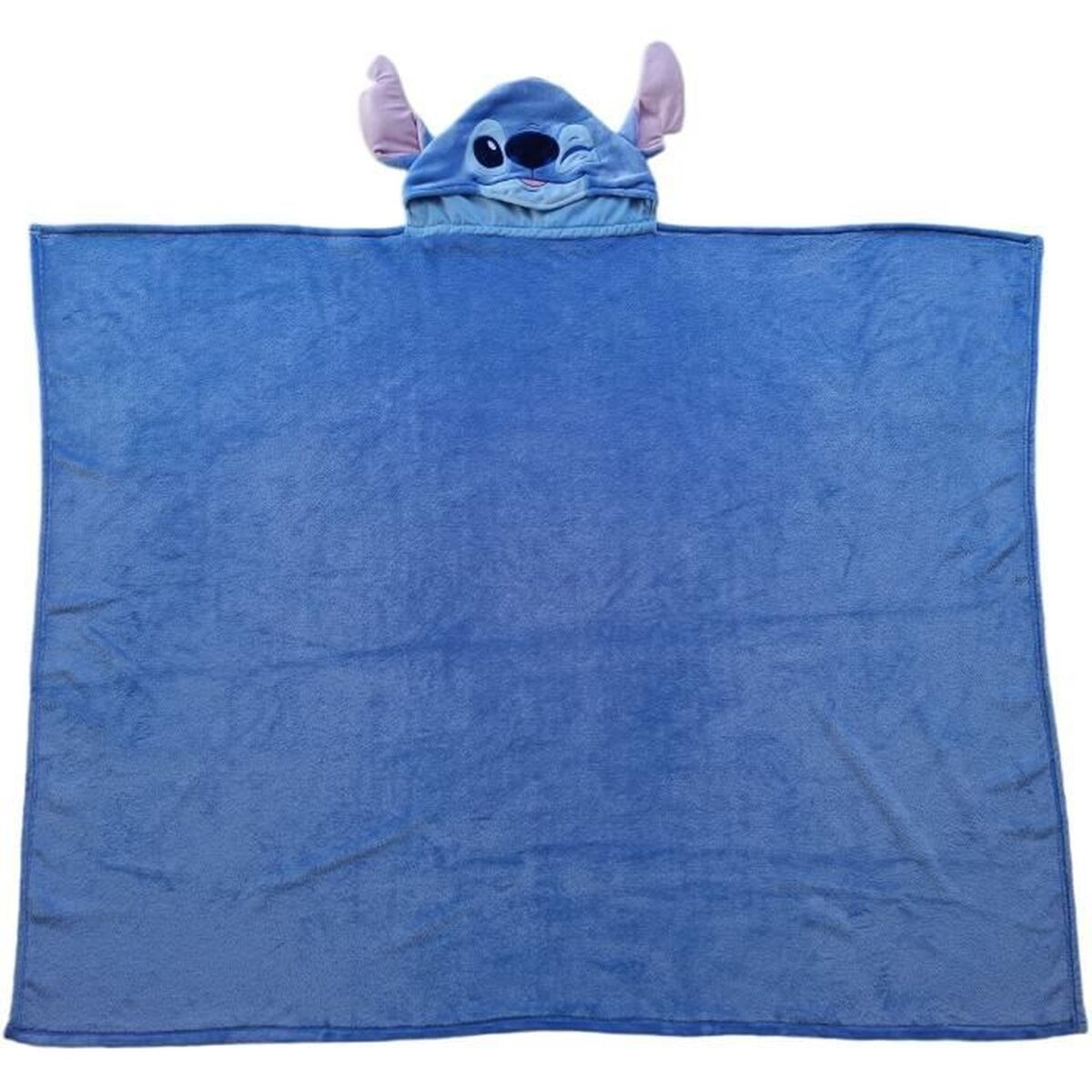 Ein blauer Kapuzenponcho mit Stitch-Gesicht und Ohren.