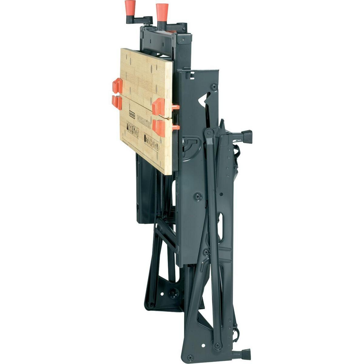 Ein zusammenklappbarer Werkbanktisch mit Holzplatte und orangen Klemmen.