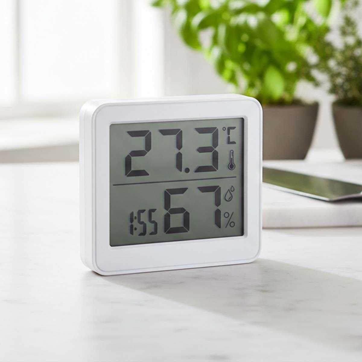 Digitales Thermometer zeigt 27,3 Grad und 67% Luftfeuchtigkeit an.