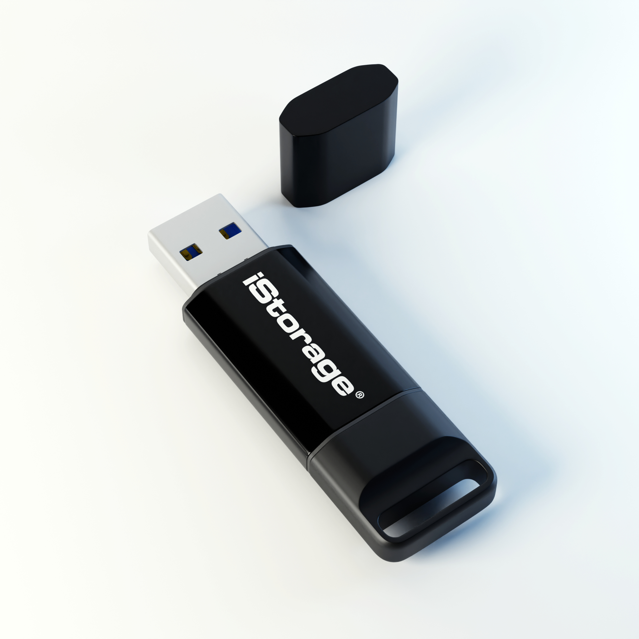 Un'unità USB iStorage nera con il cappuccio rimosso, su una superficie bianca.