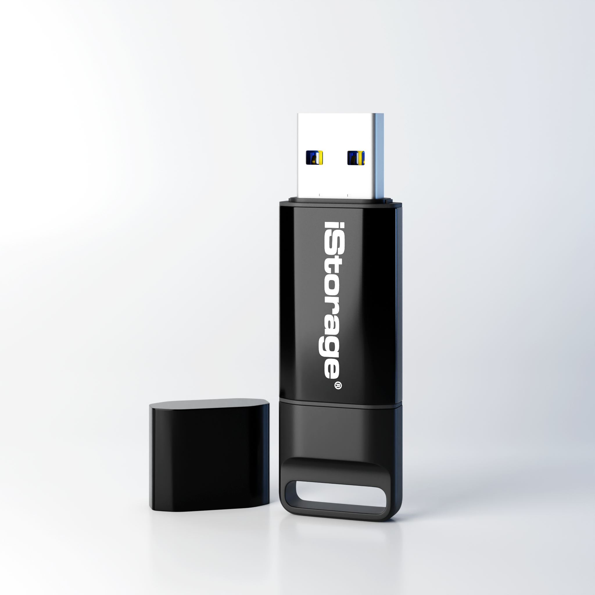 Chiavetta USB nera con cappuccio accanto su sfondo bianco.