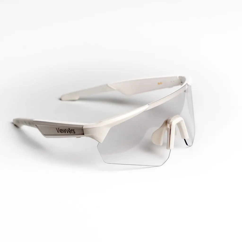 Gafas de sol deportivas blancas con lentes tintadas y nombre de marca en la patilla.