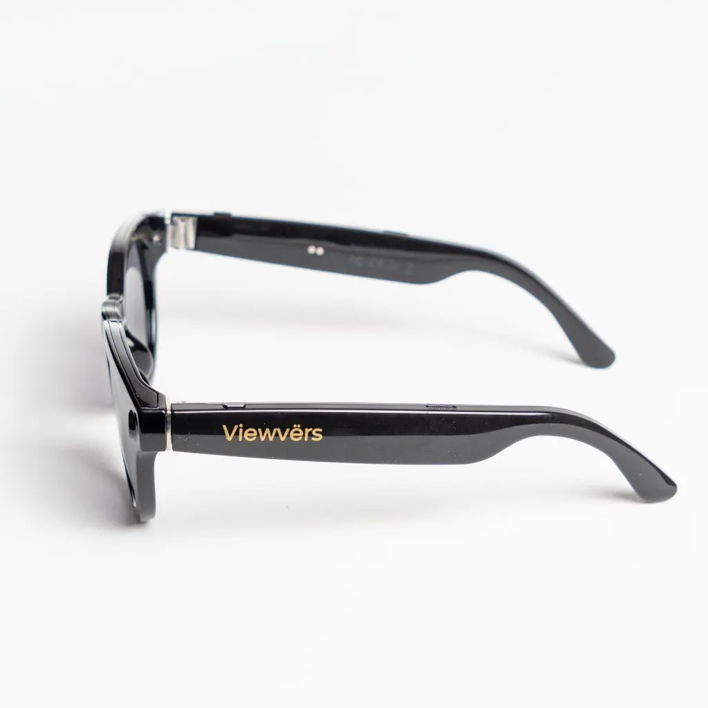 Gafas negras con letras doradas 'Viewvërs', sobre fondo blanco.