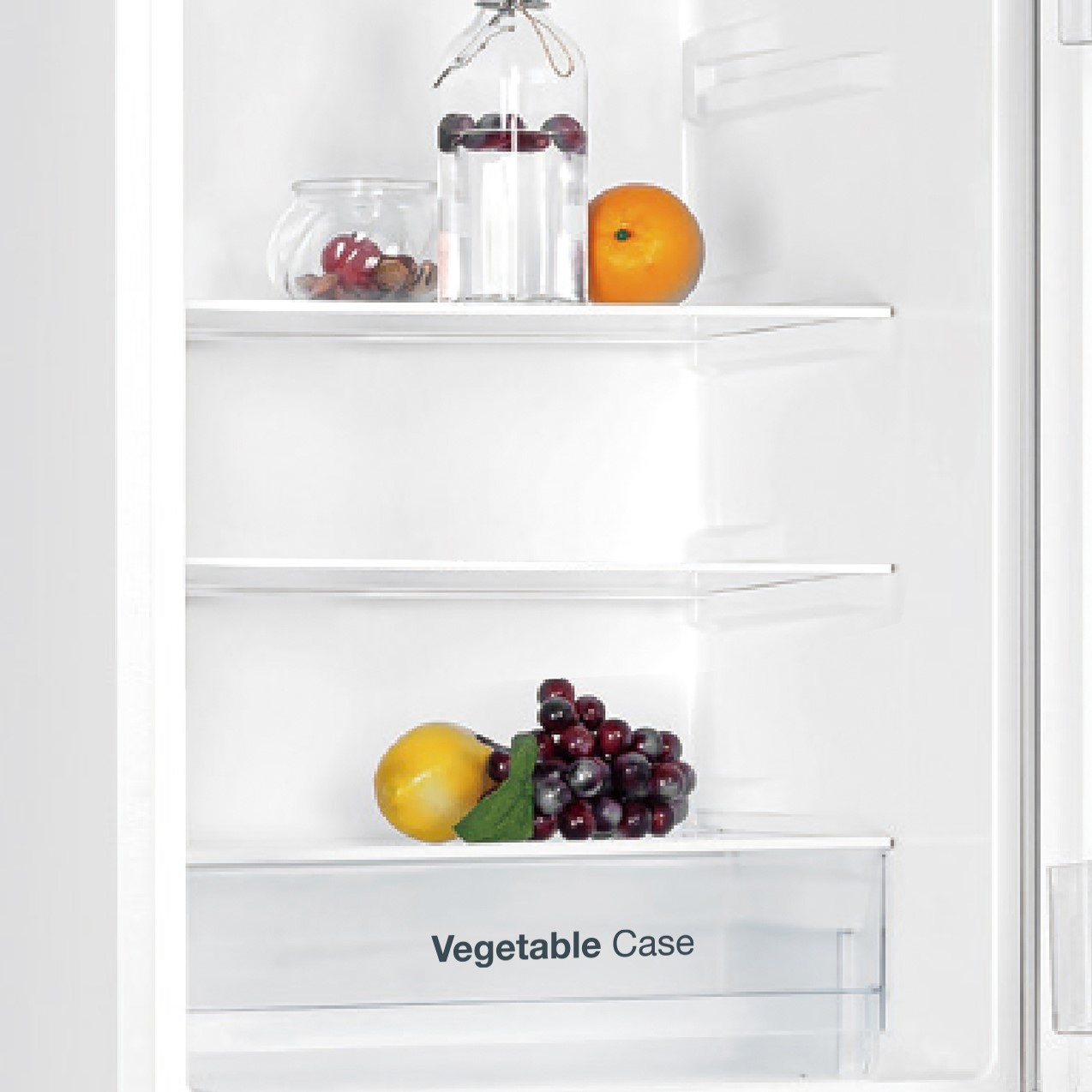 Un refrigerador con fruta: uvas, una naranja, un limón, cerezas.