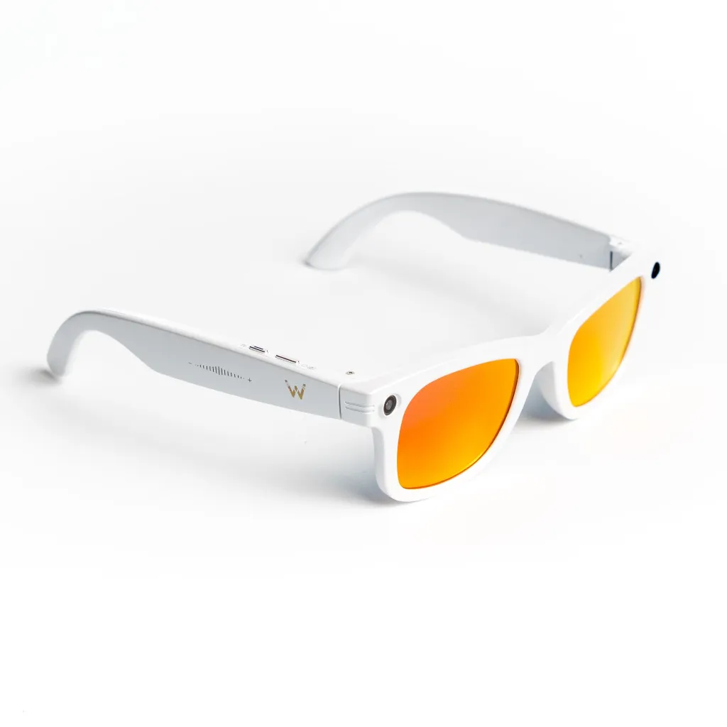Gafas de sol blancas con lentes naranjas y cámaras sobre fondo blanco.