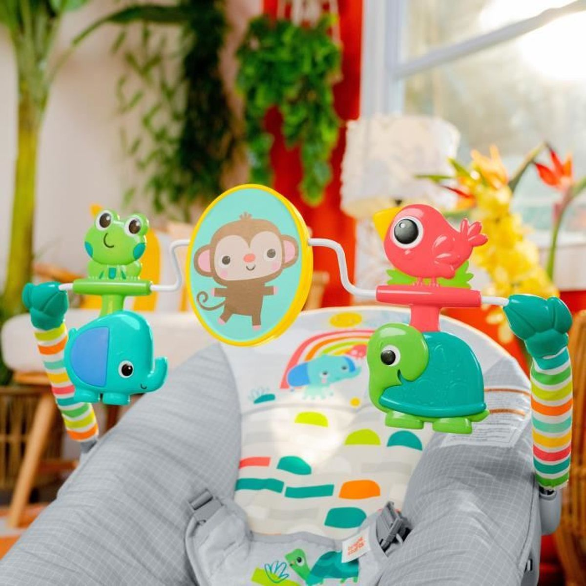 Babywippe mit bunten Tierspielzeugen: Affe, Frosch, Elefant, Vogel und Schildkröte.