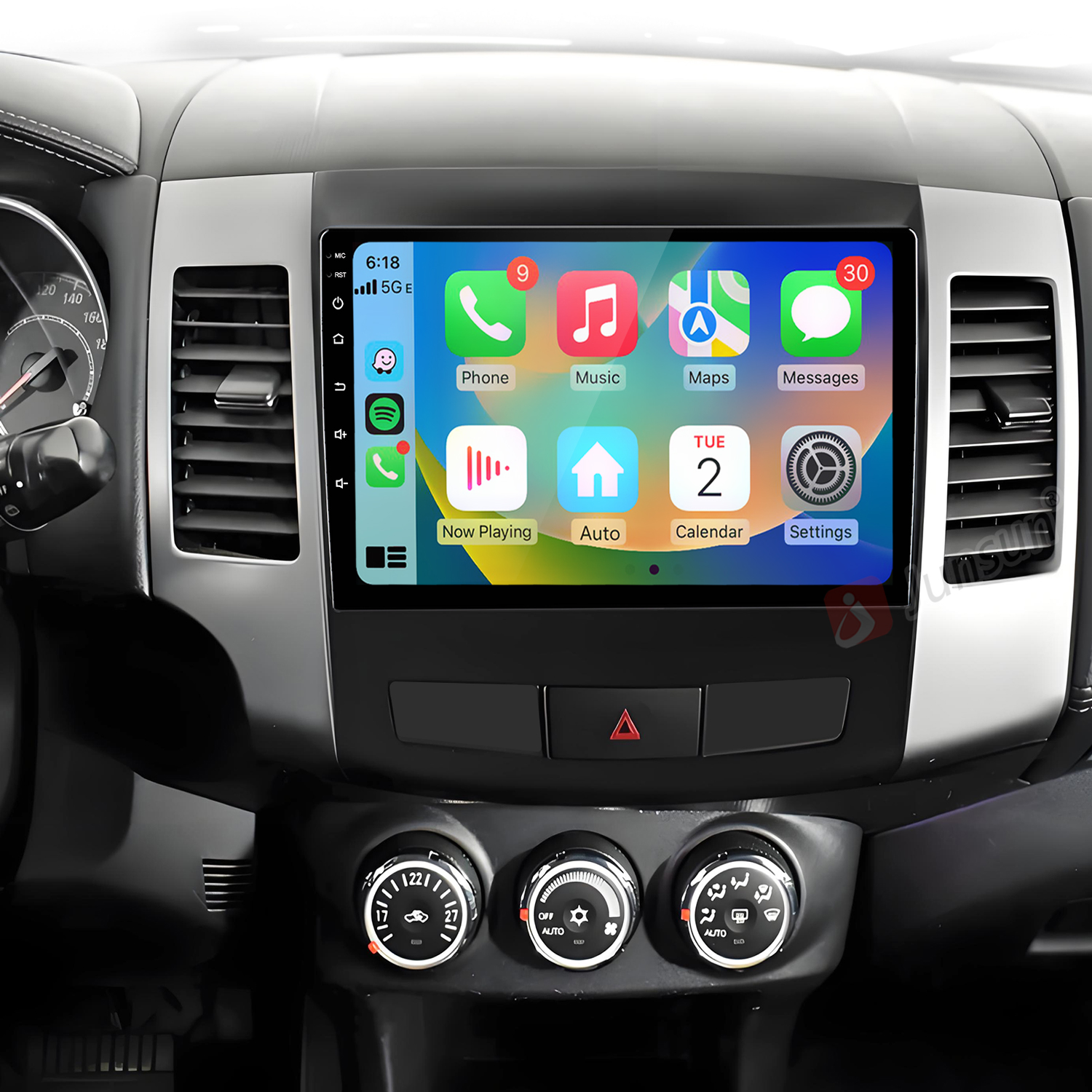 Armaturenbrett eines Autos mit Infotainment-Bildschirm, der Apple CarPlay zeigt.