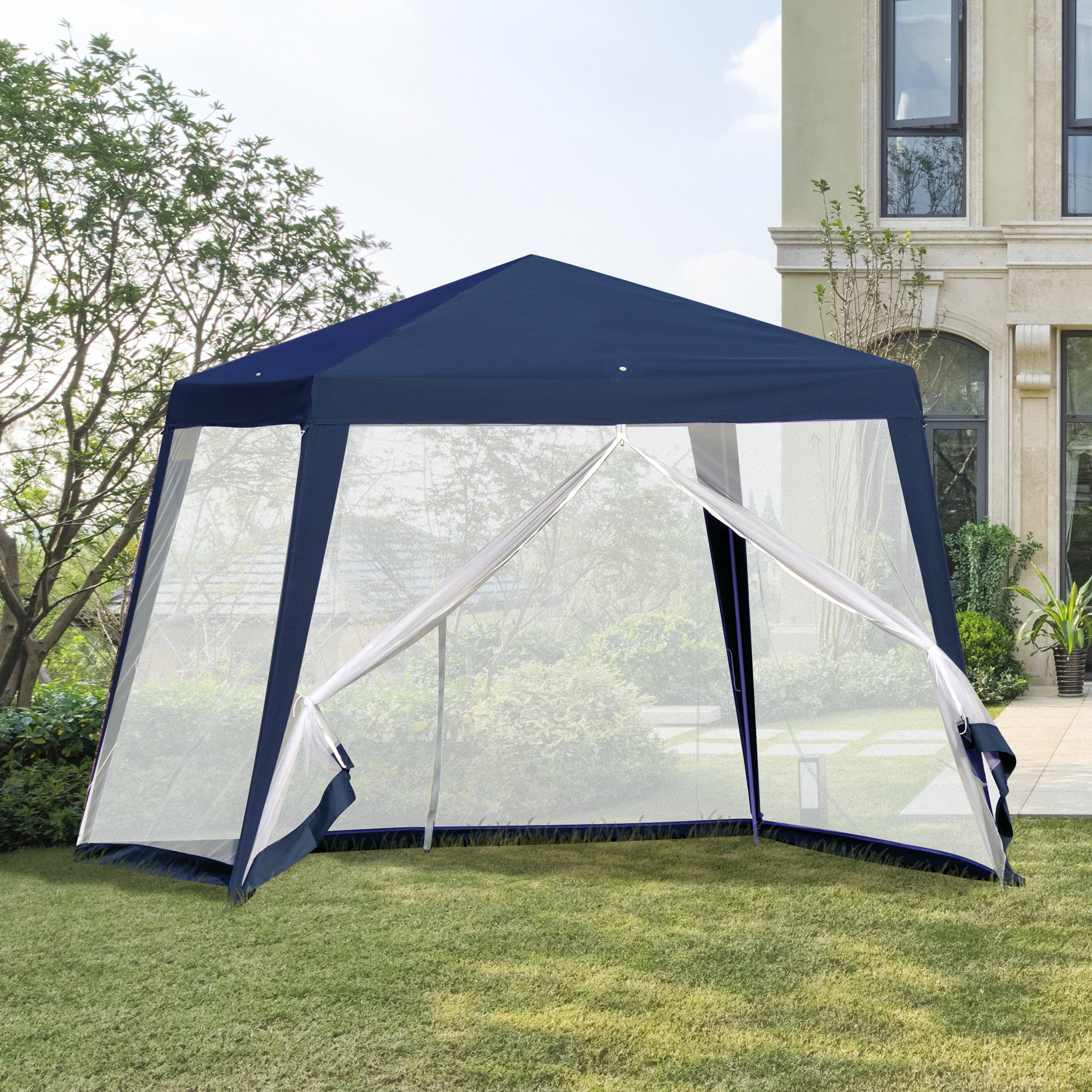 Una carpa azul oscuro con mosquiteros blancos se alza en el césped.