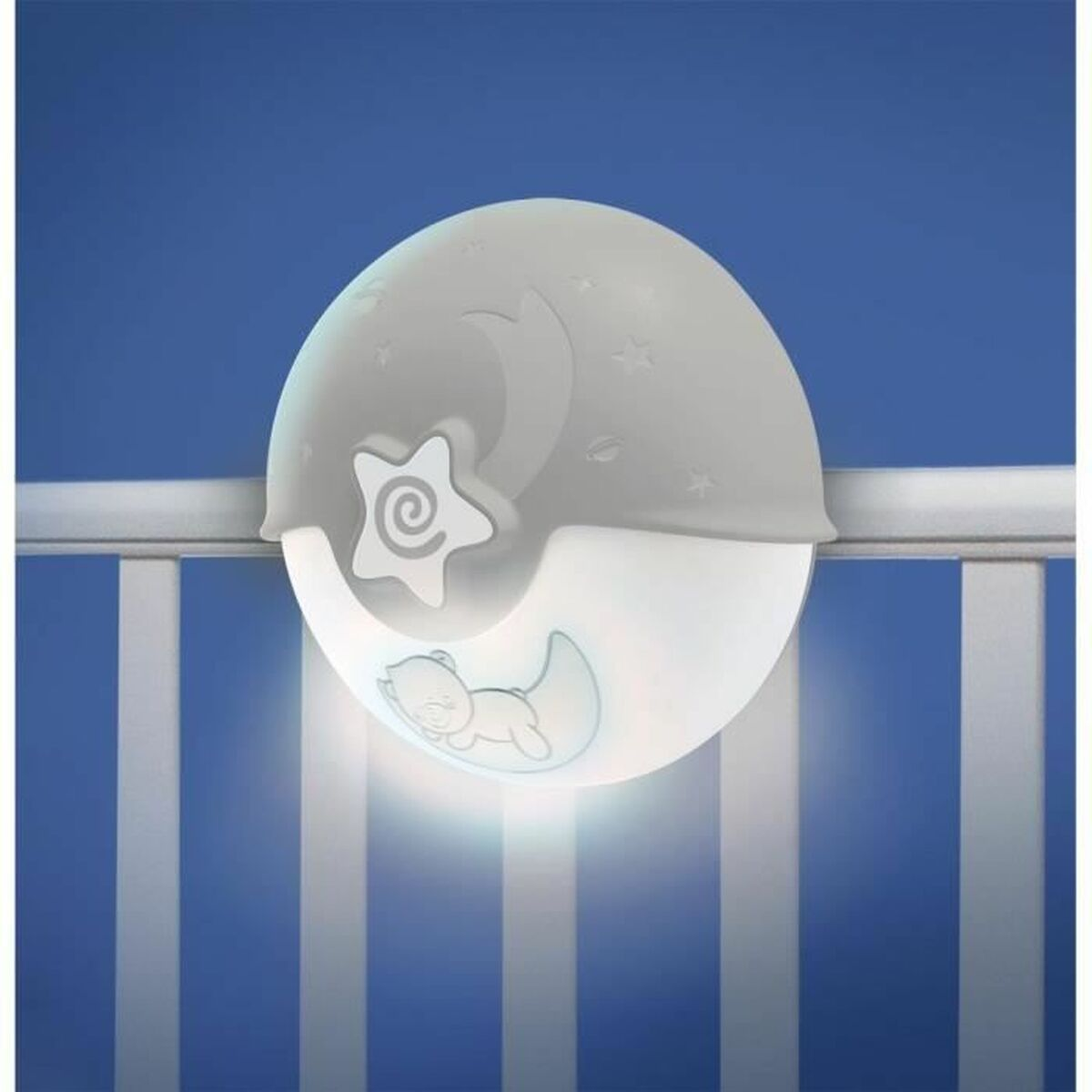 Ein Nachtlicht mit Bär und Mond, befestigt an einem Kinderbett.