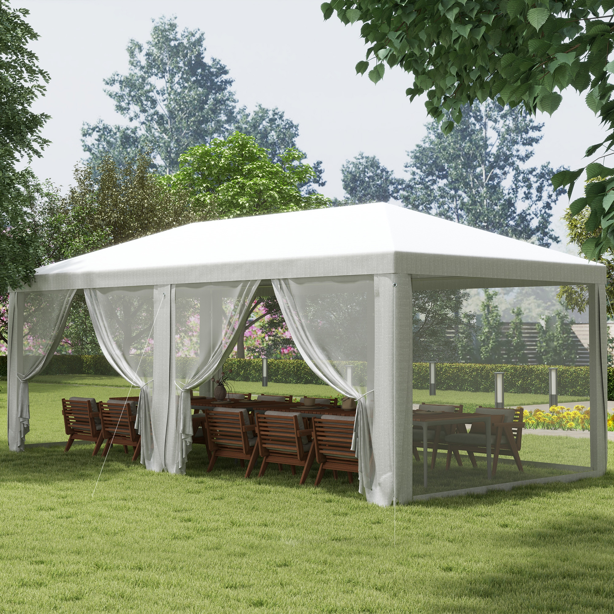 Una tenda gazebo bianca con tavoli e sedie in legno su un prato verde.