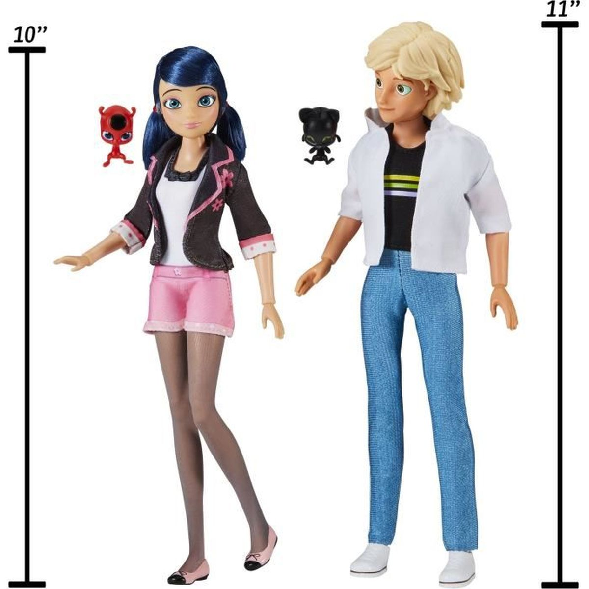 Zwei Puppen, Marinette und Adrien, mit kleinen roten und schwarzen Kreaturen daneben.