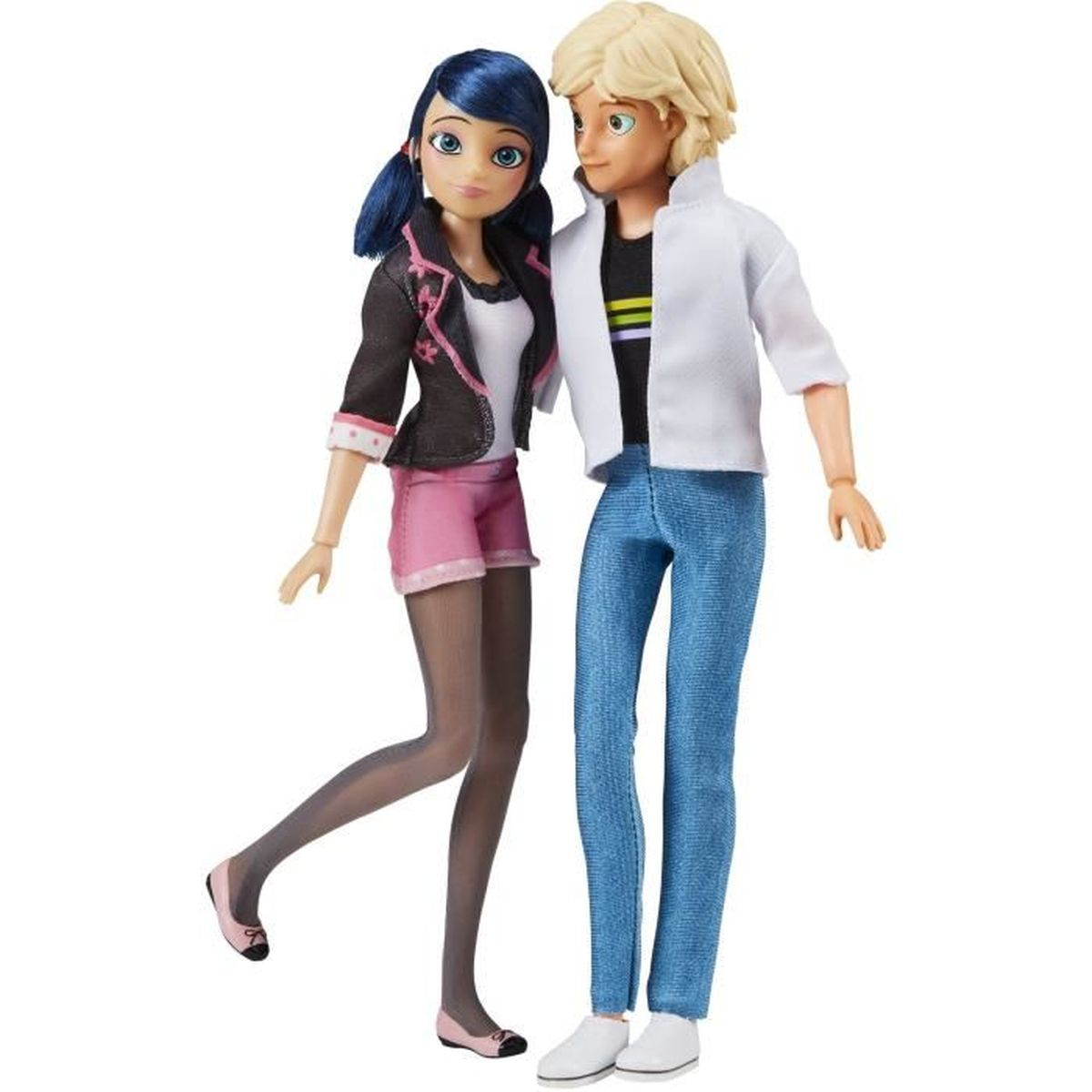 Zwei Puppen, ein Mädchen mit blauen Haaren und ein Junge mit blonden Haaren, stehen nebeneinander.