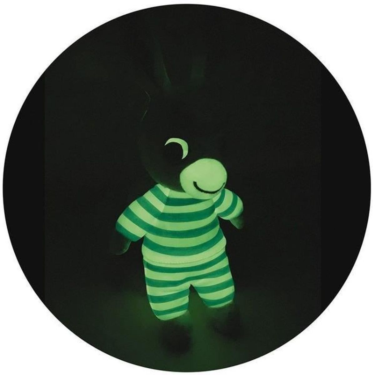 Une peluche lumineuse en pyjama rayé se tient dans le noir.