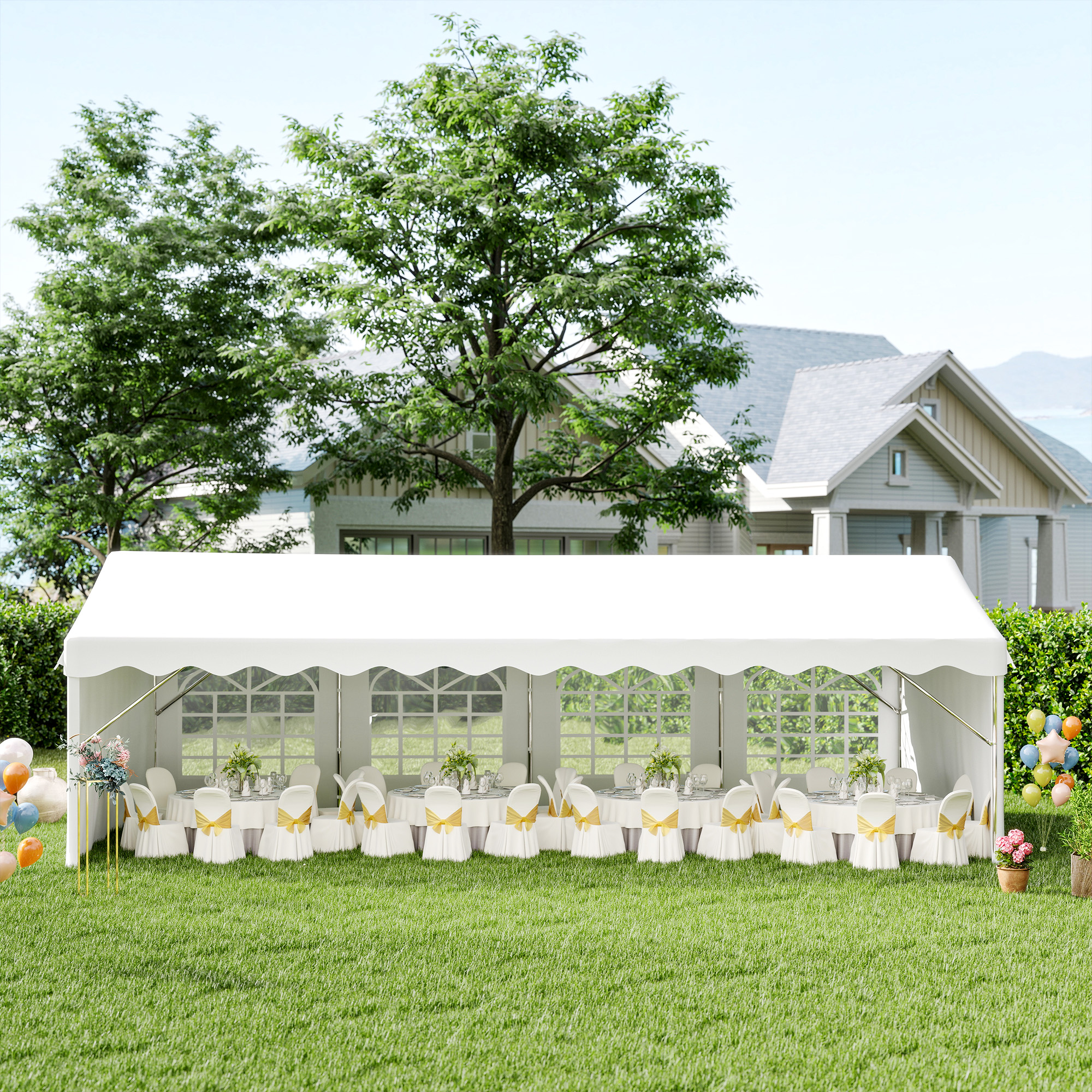 Una fiesta de carpa blanca con mesas y sillas sobre césped, decorada con globos y flores.
