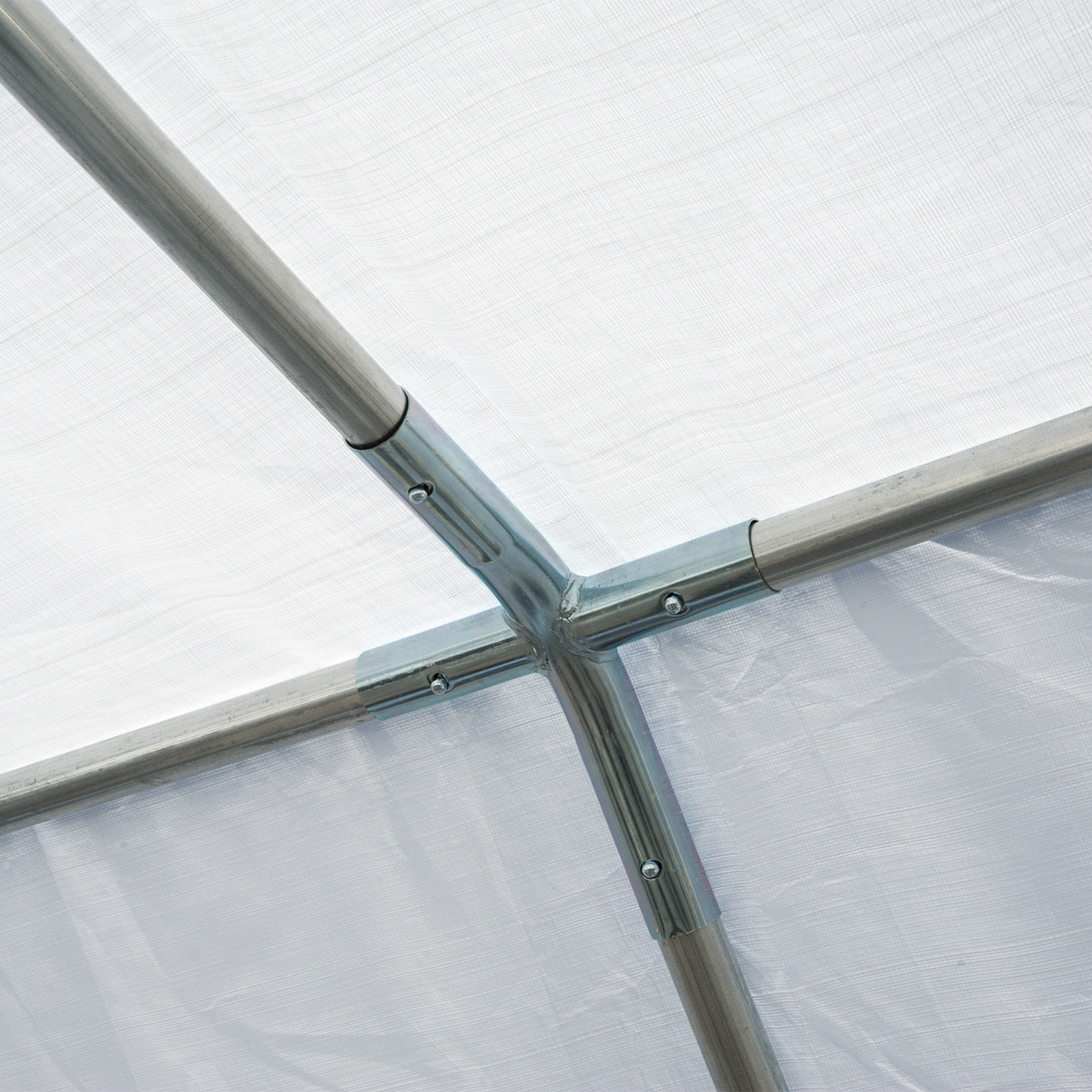 Una estructura metálica con tela de carpa blanca.
