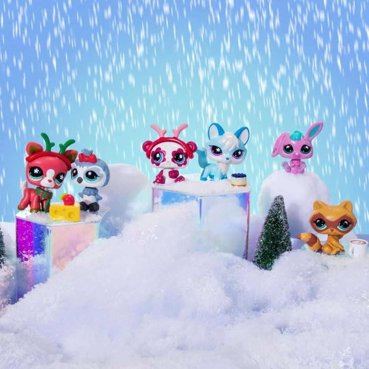 Sechs Spielzeugtiere in winterlicher Szene mit Schnee und blauem Himmel.