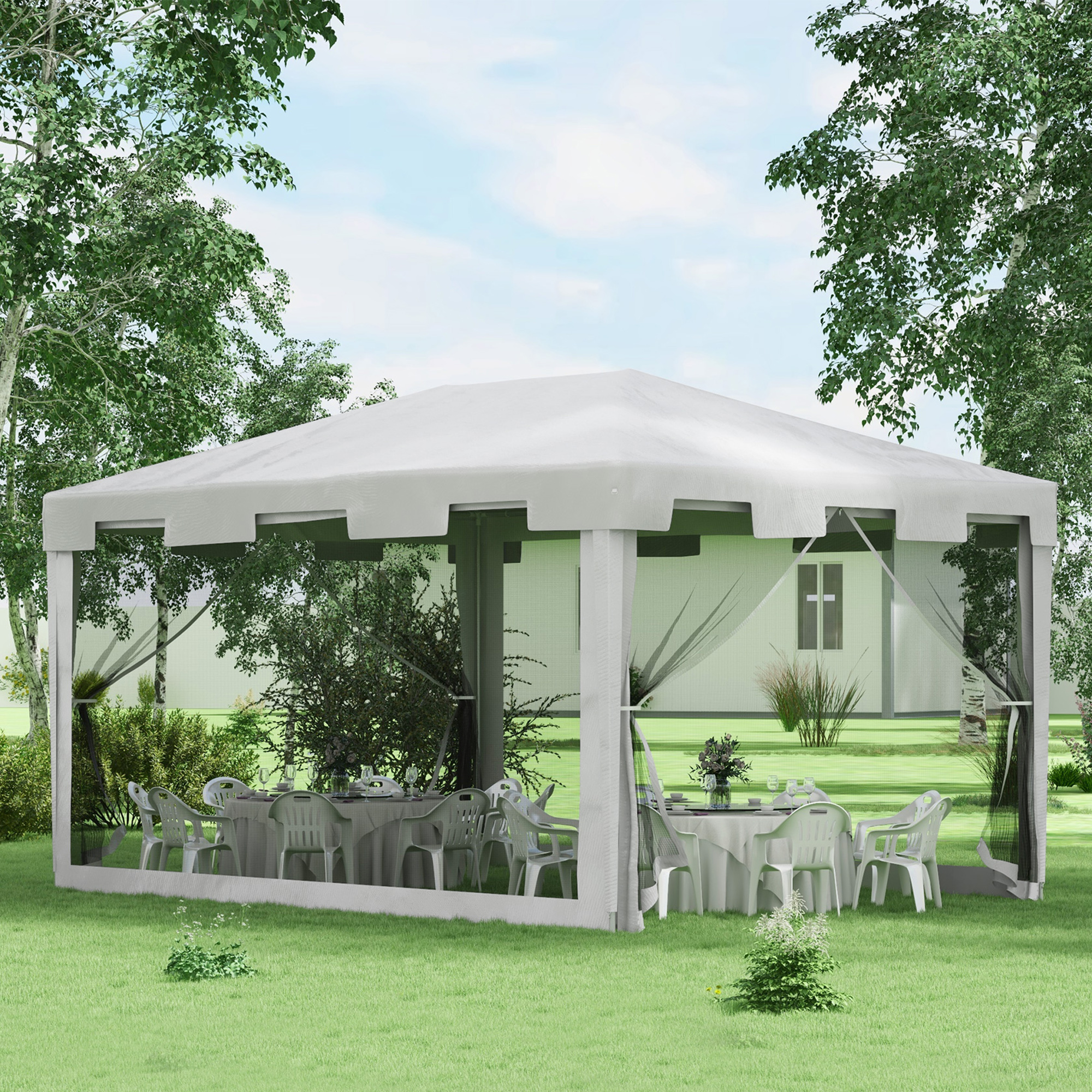 Padiglione tenda bianco con tavoli e sedie in giardino, alberi e cielo azzurro.